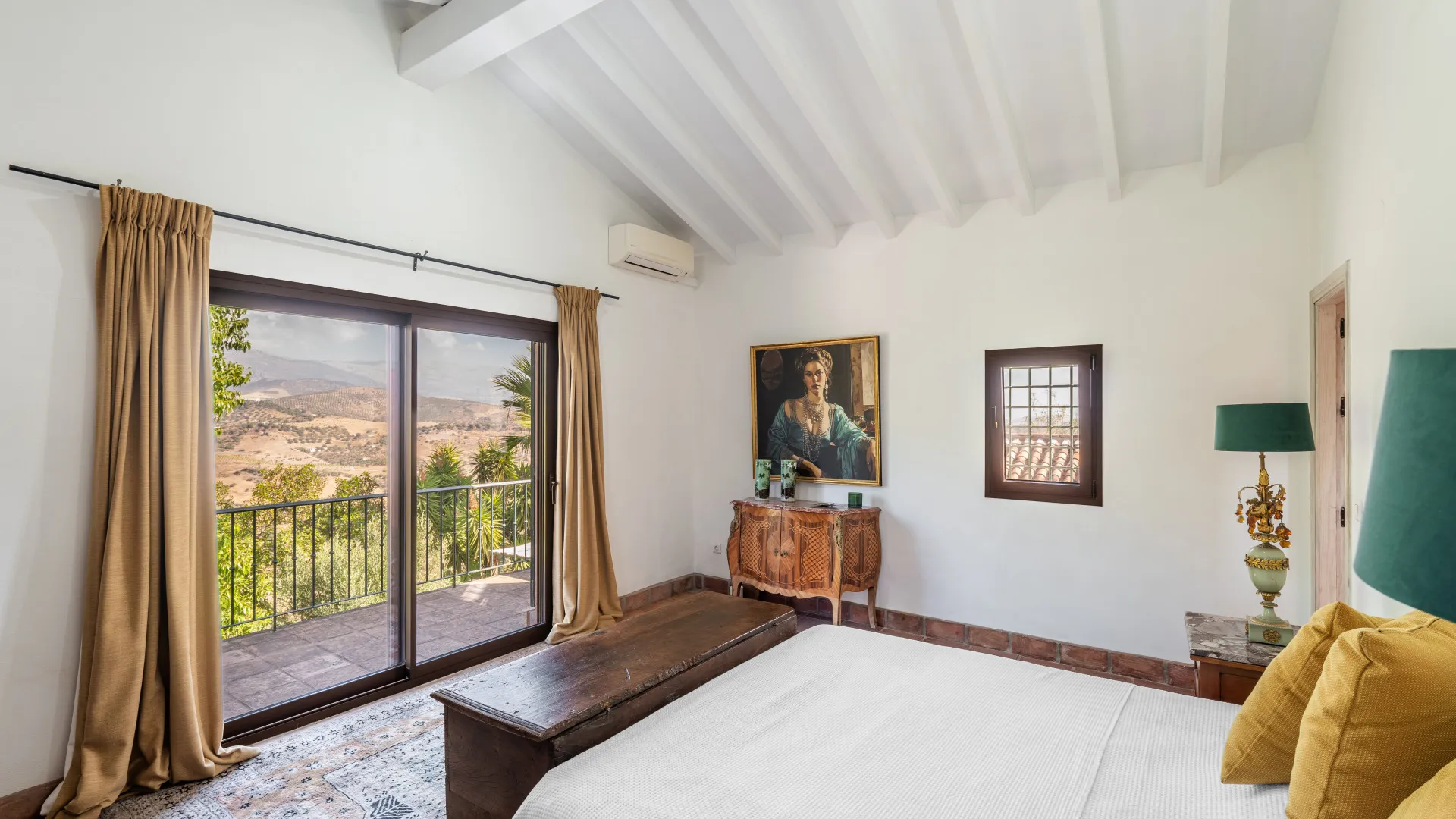 Finca de 5 dormitorios en venta en Comares