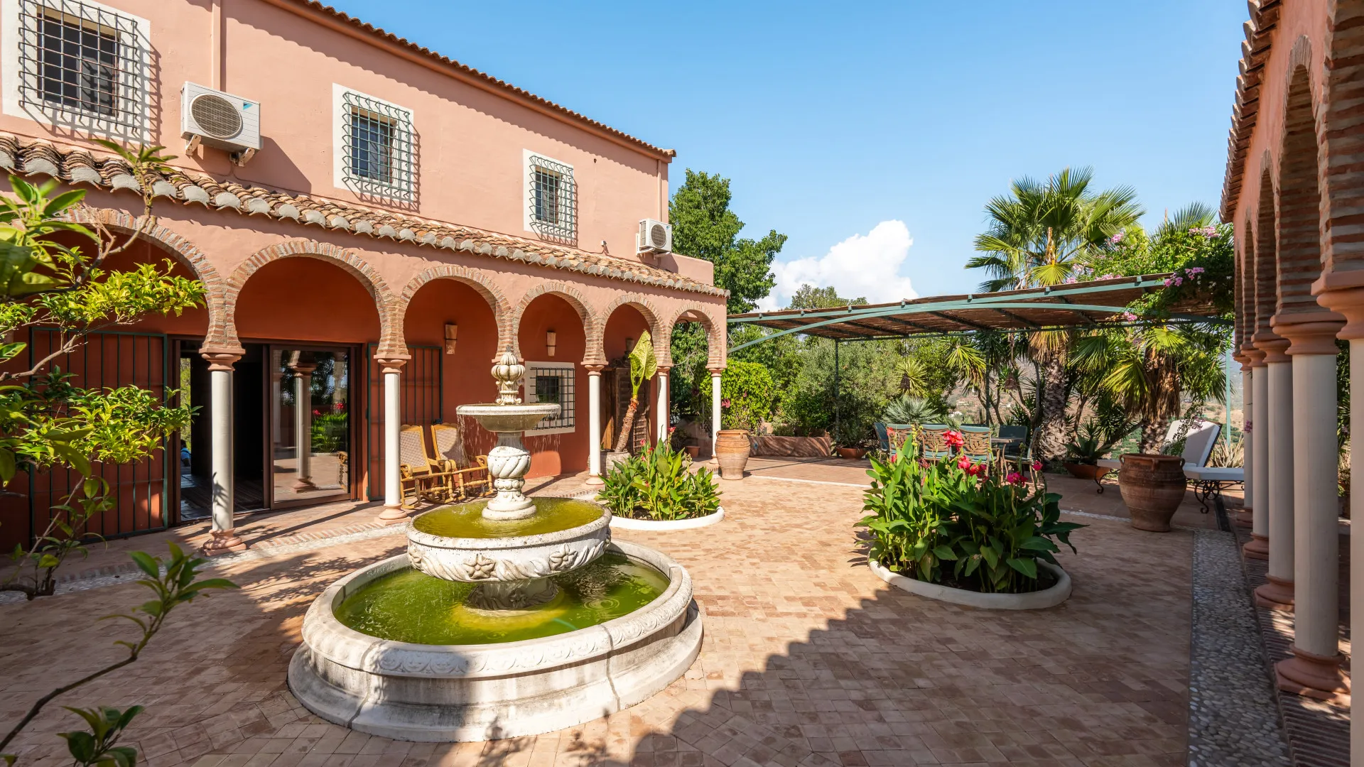 Finca de 5 dormitorios en venta en Comares