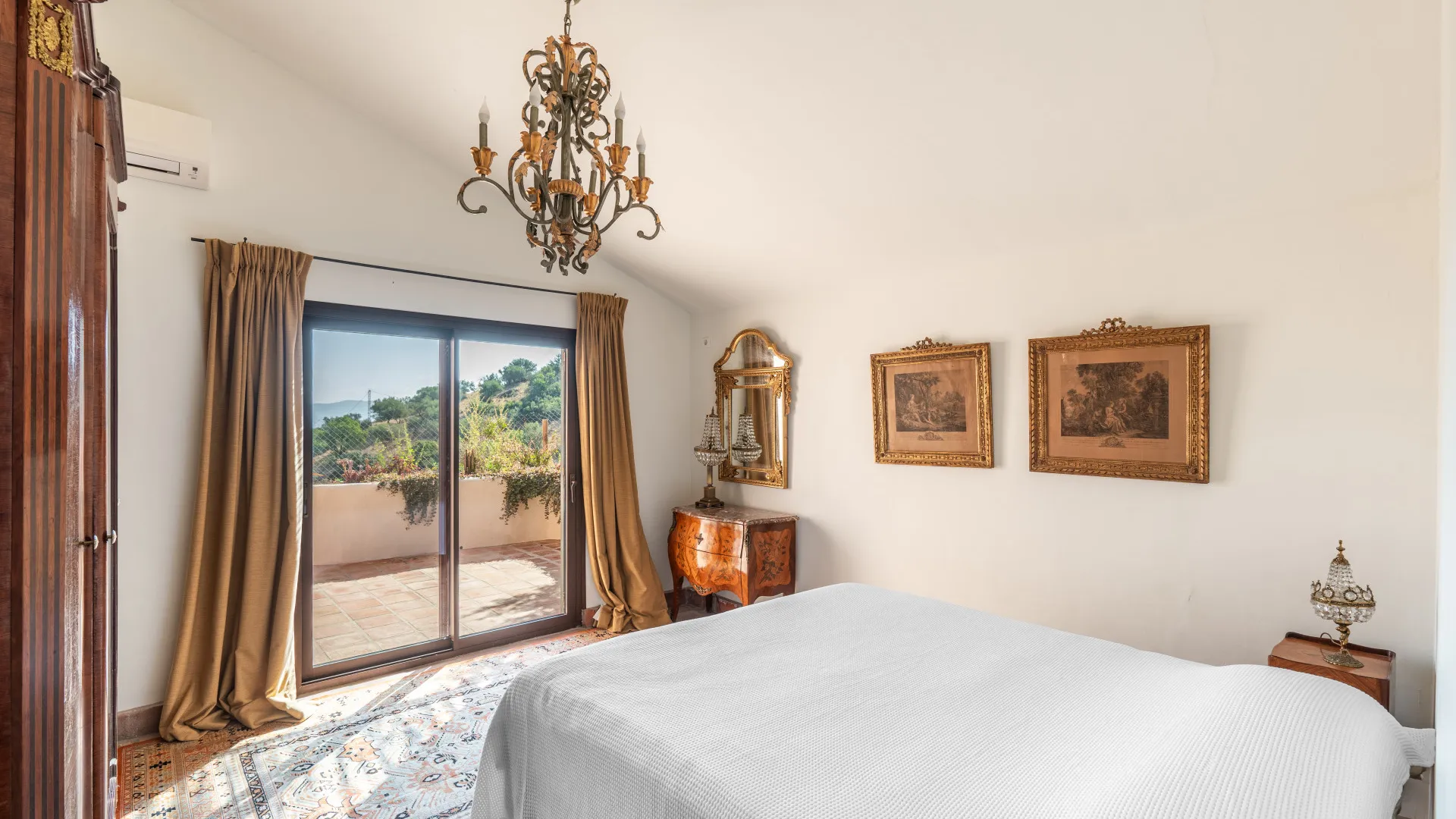 Finca de 5 dormitorios en venta en Comares