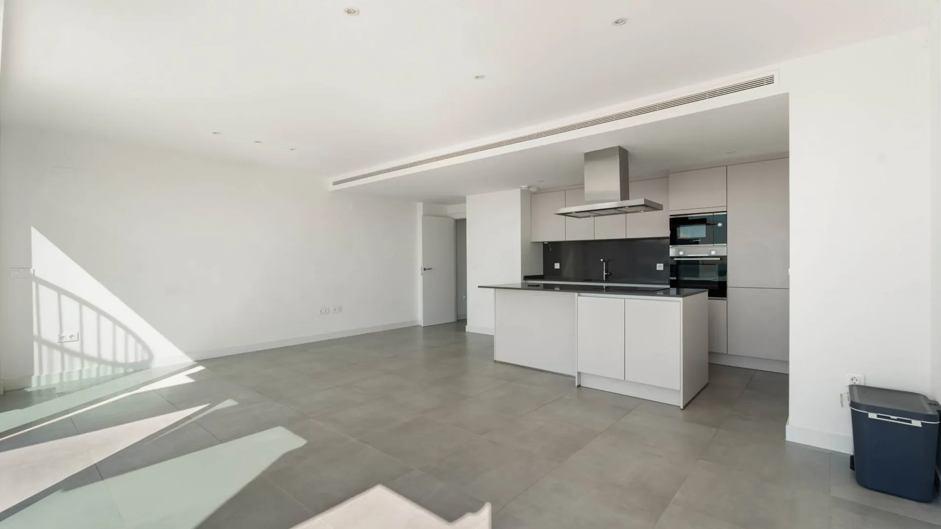 Buy penthouse with 3 bedrooms in Estepona East