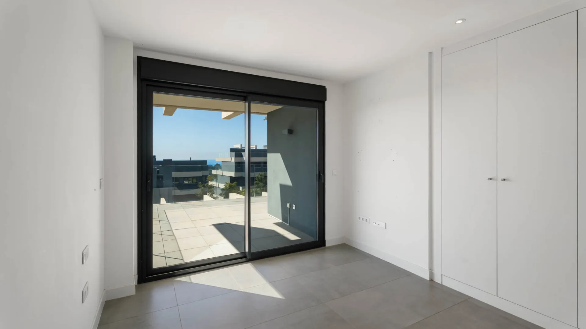 Buy penthouse with 3 bedrooms in Estepona East