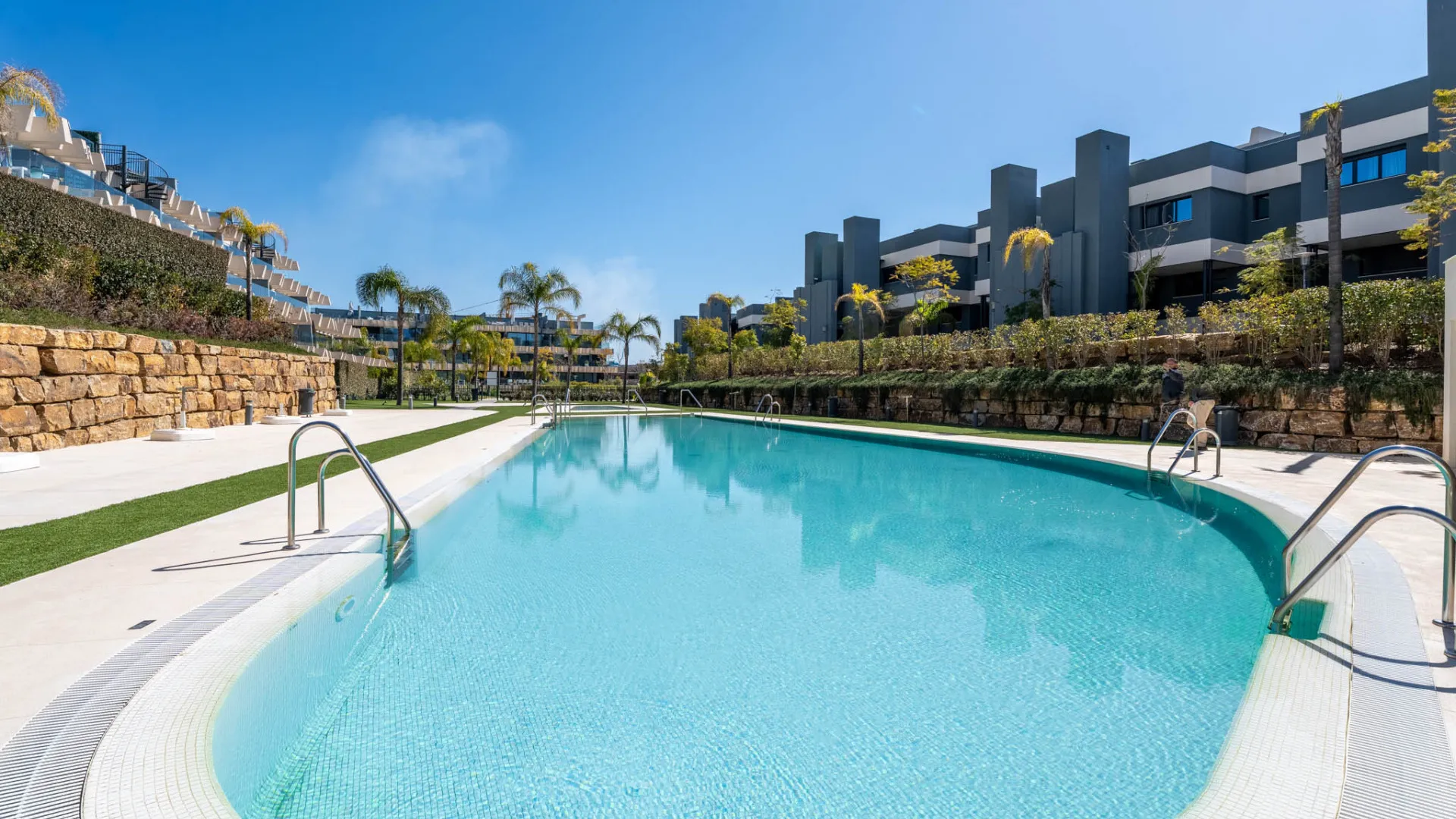 Buy penthouse with 3 bedrooms in Estepona East