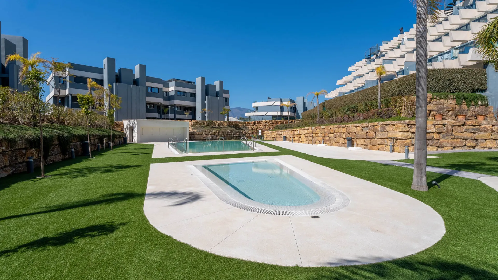 Buy penthouse with 3 bedrooms in Estepona East