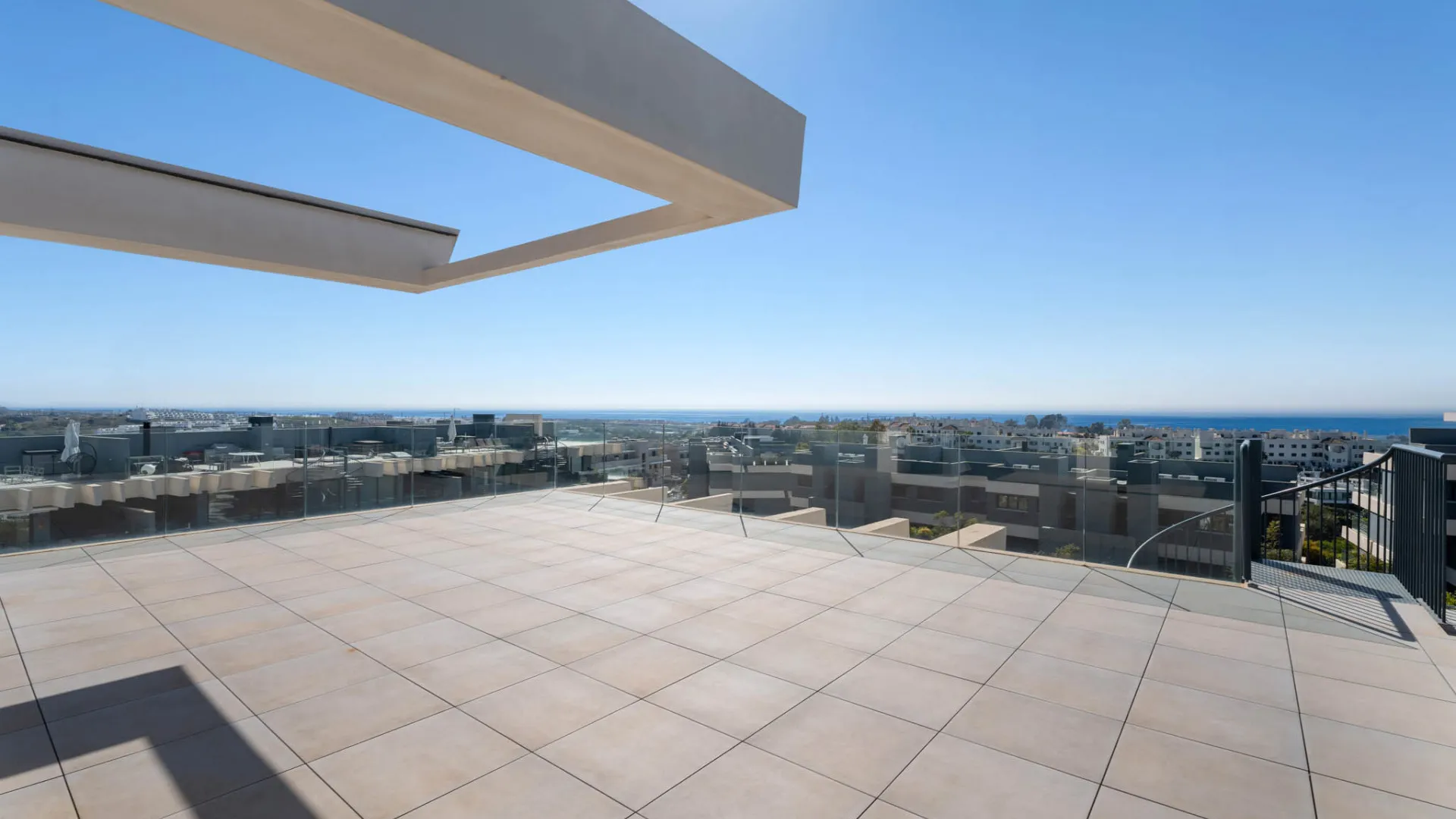 Buy penthouse with 3 bedrooms in Estepona East