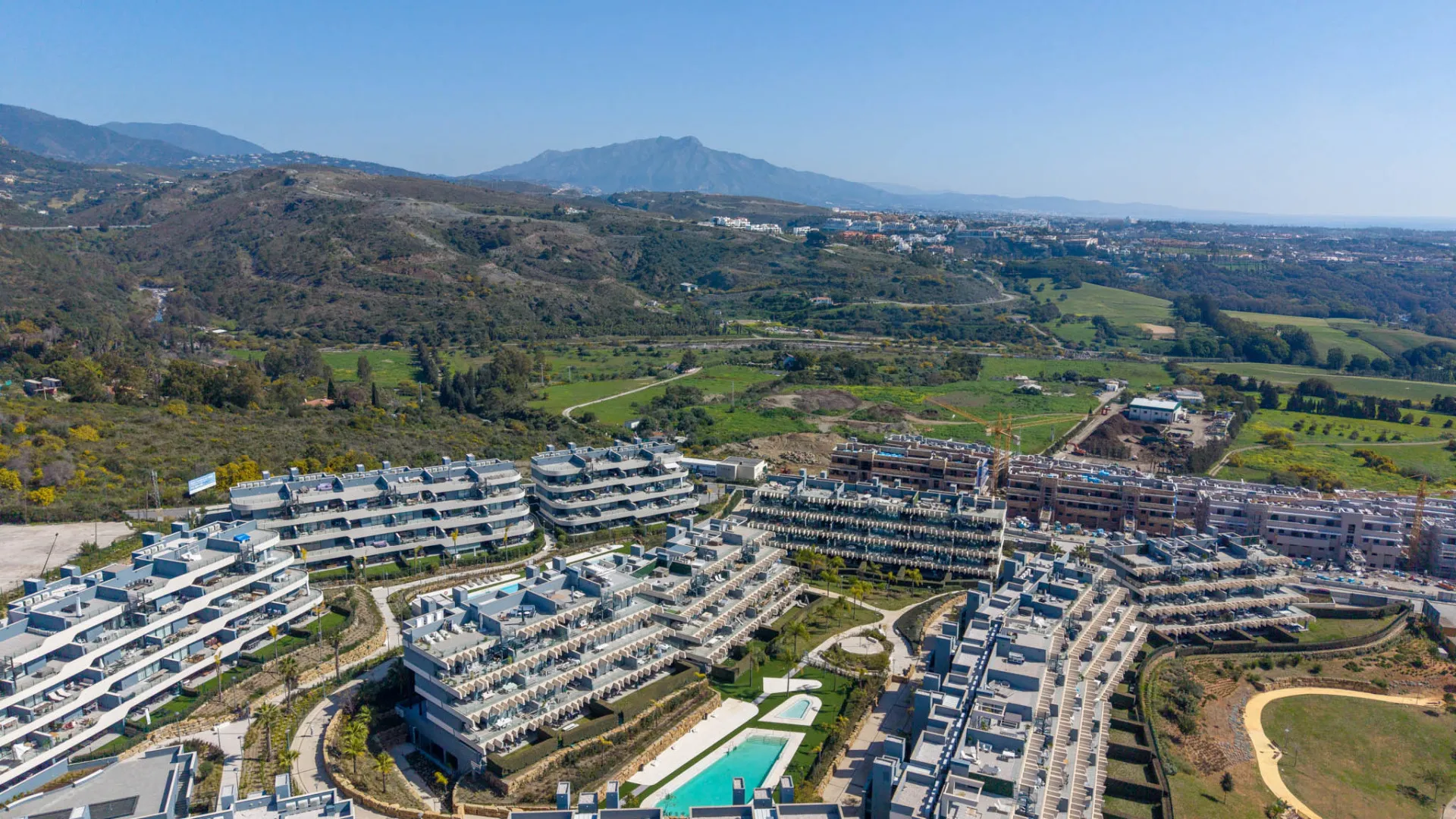 Buy penthouse with 3 bedrooms in Estepona East