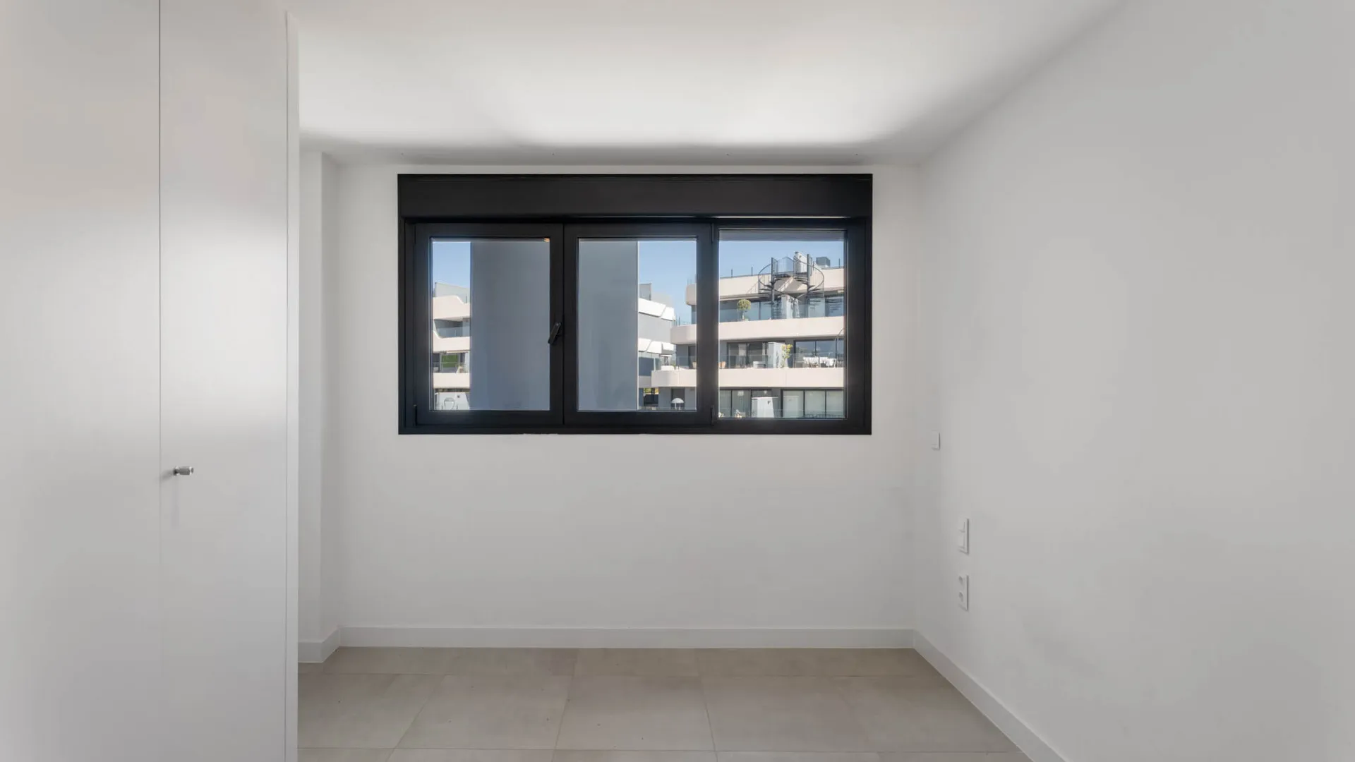 Buy penthouse with 3 bedrooms in Estepona East