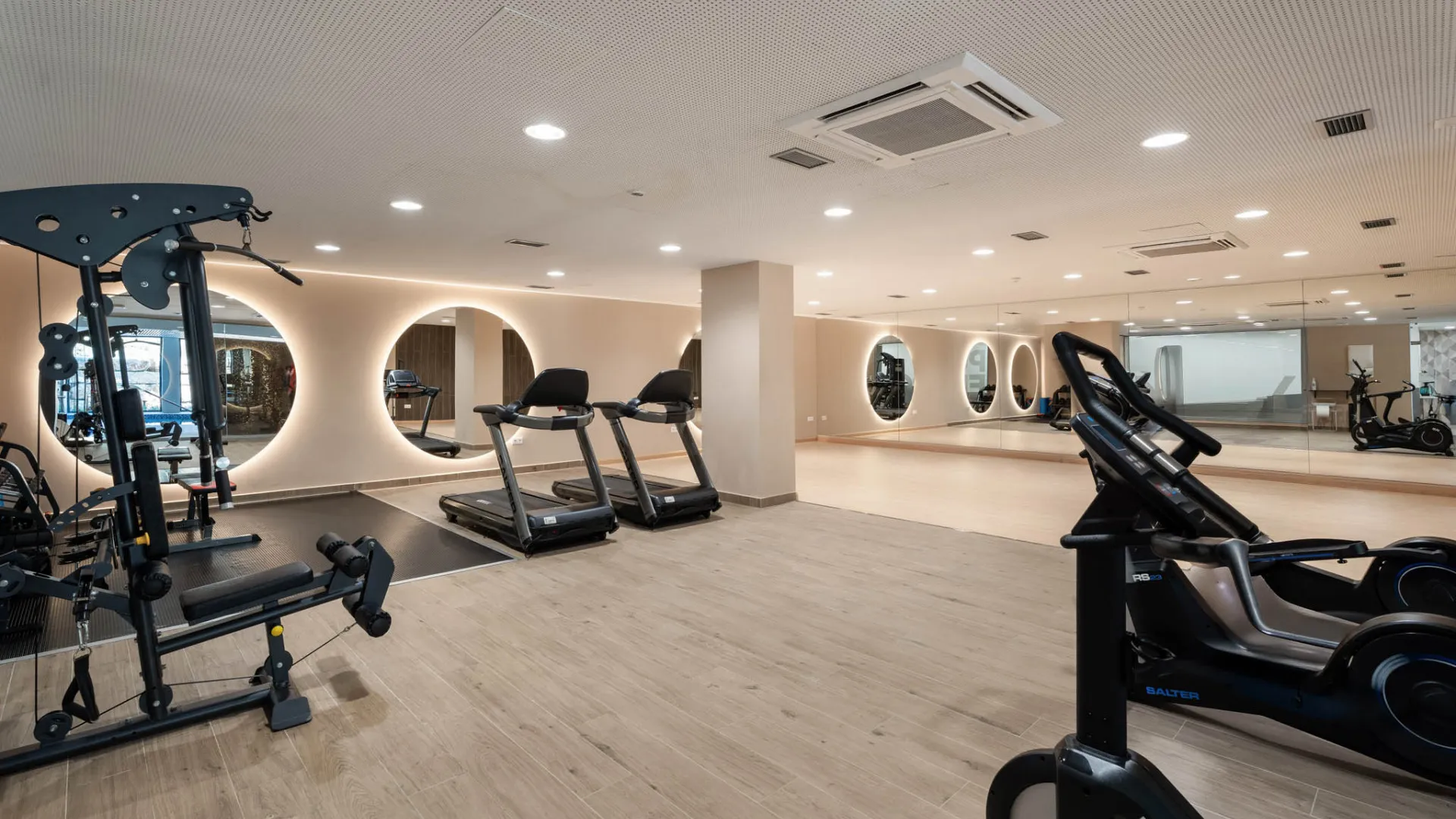 Buy penthouse with 3 bedrooms in Estepona East