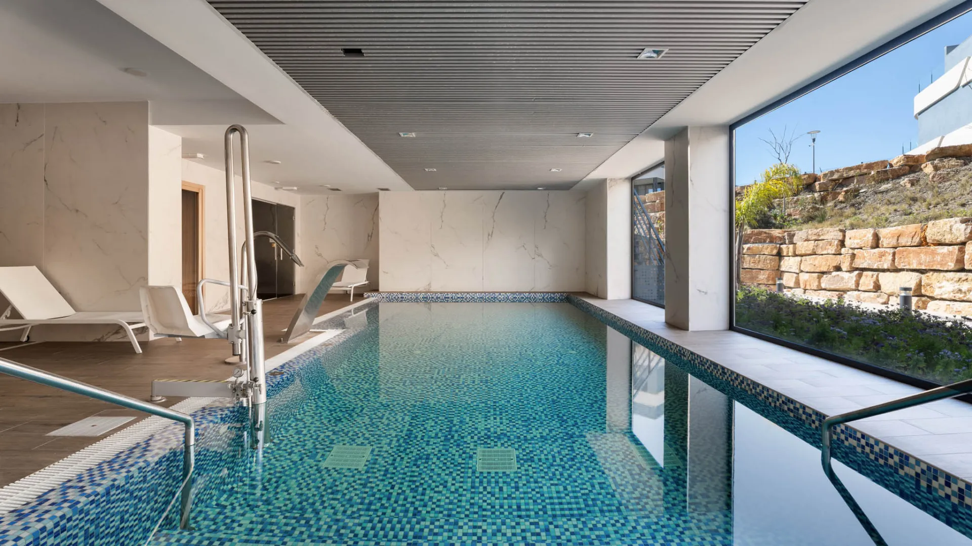 Buy penthouse with 3 bedrooms in Estepona East