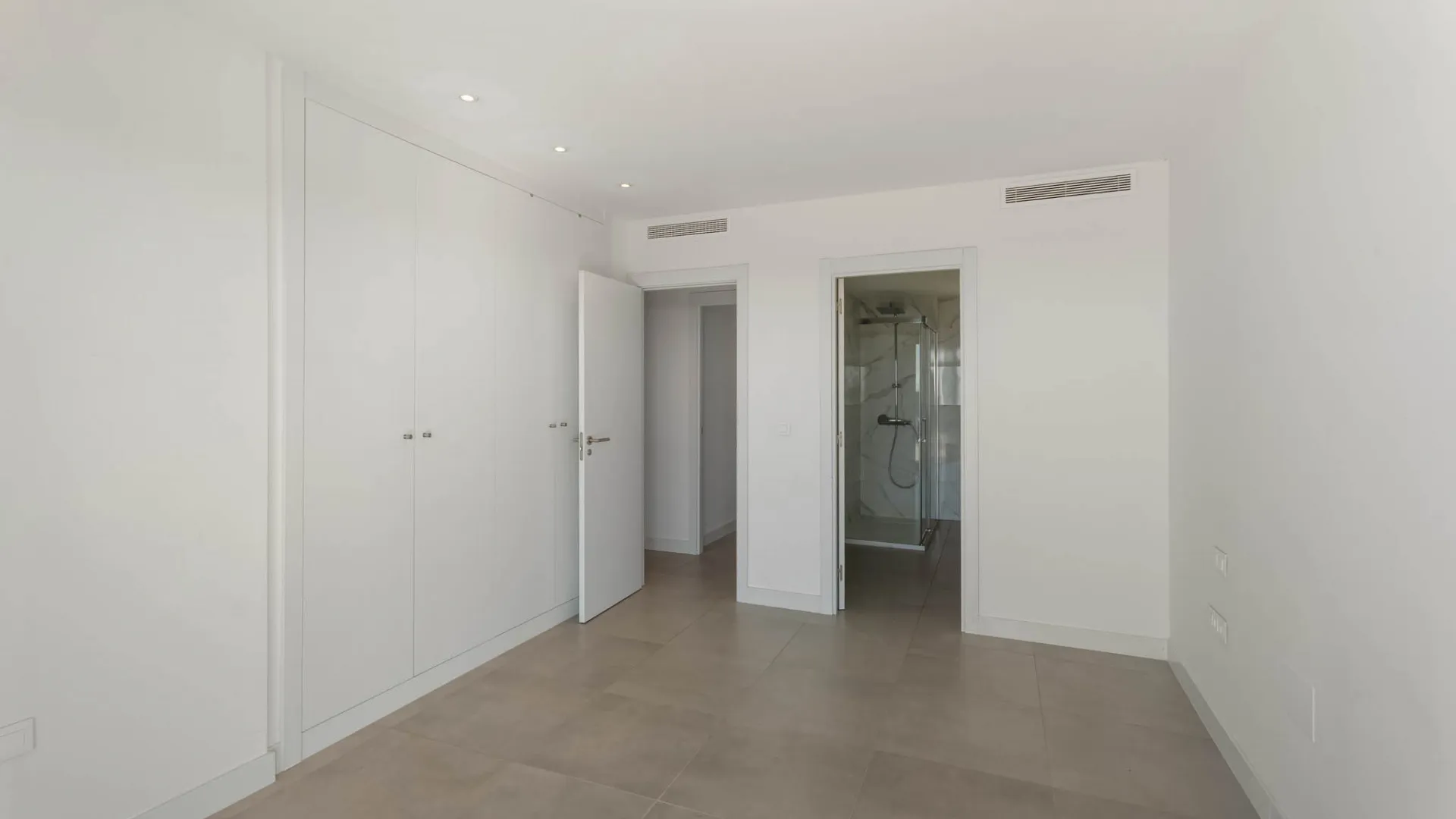 Buy penthouse with 3 bedrooms in Estepona East