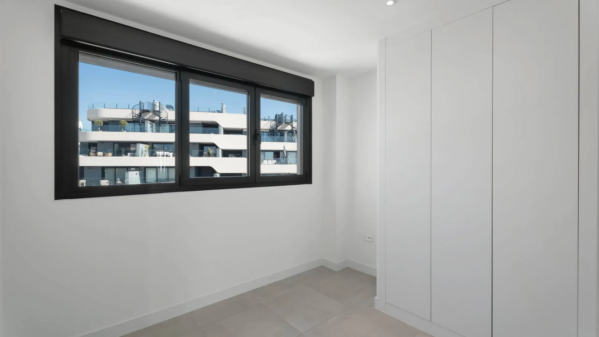 Buy penthouse with 3 bedrooms in Estepona East