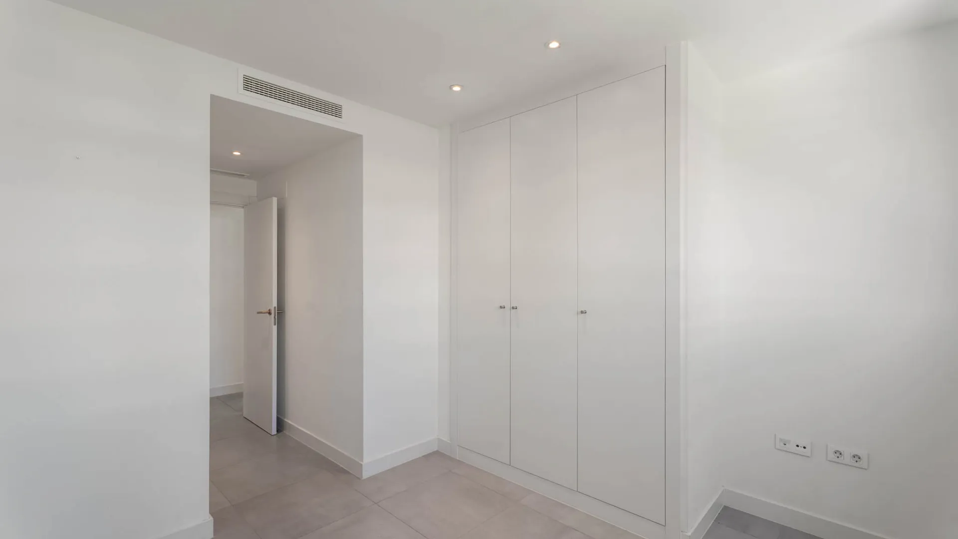 Buy penthouse with 3 bedrooms in Estepona East