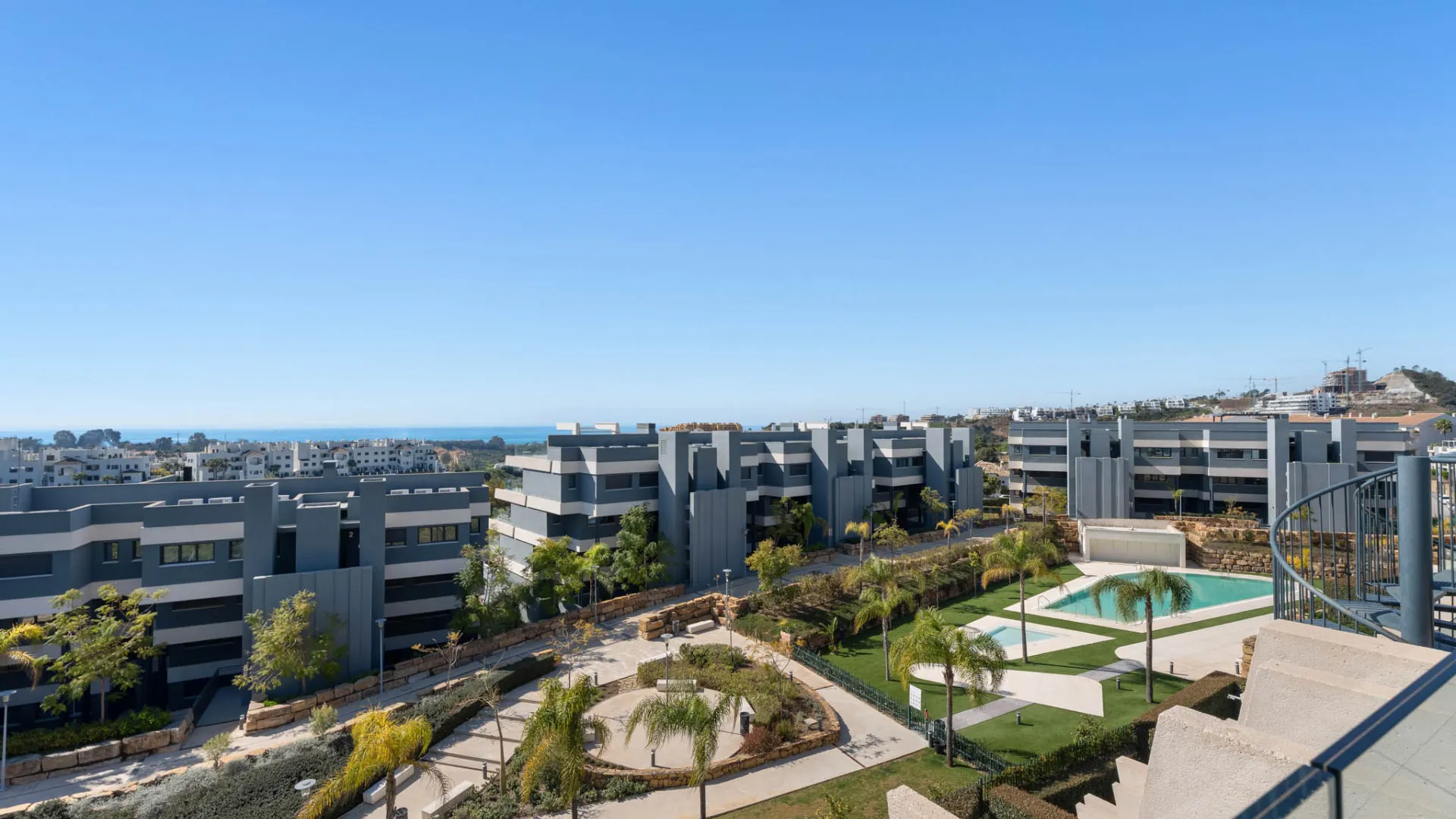Buy penthouse with 3 bedrooms in Estepona East