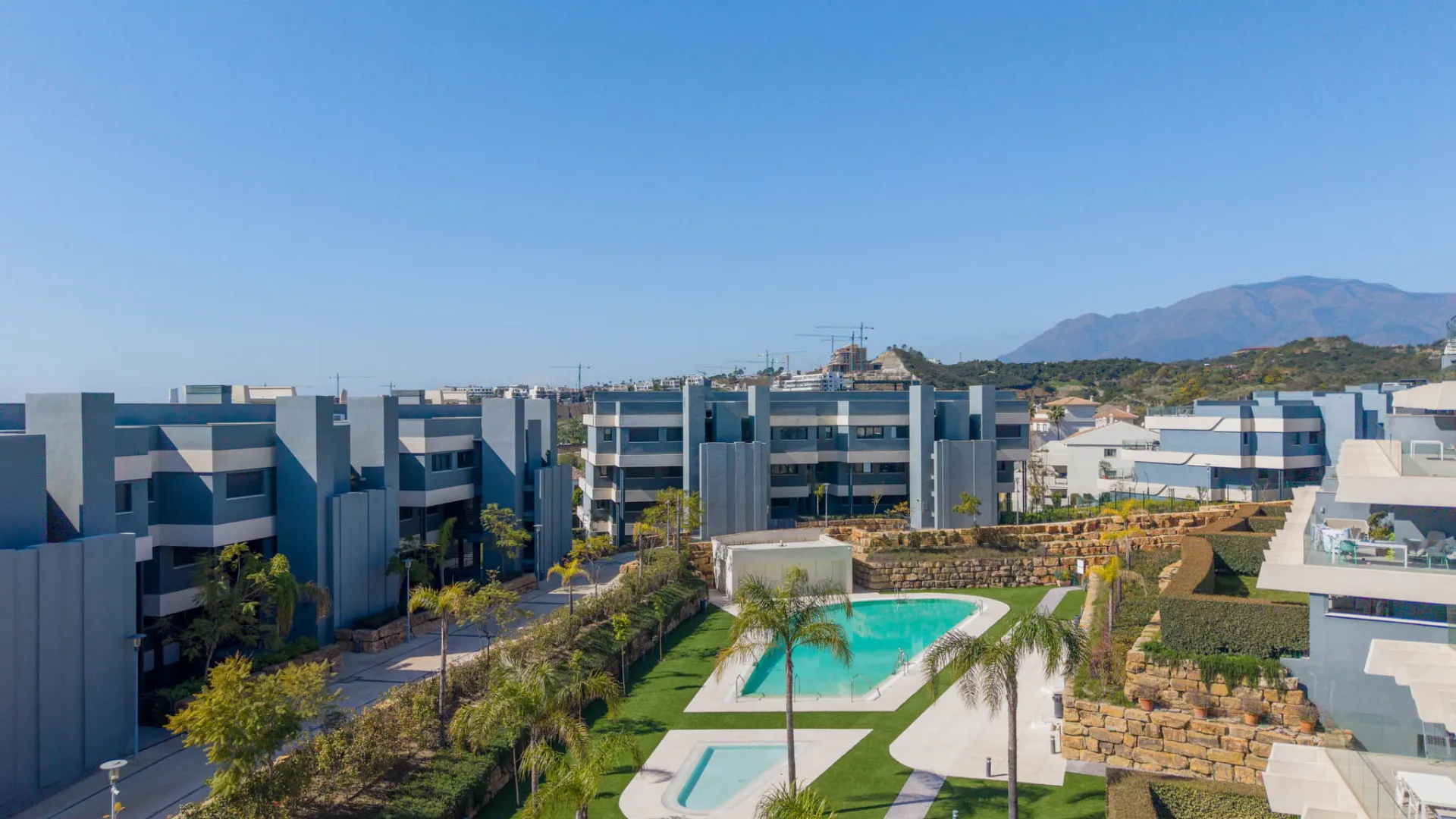 Buy penthouse with 3 bedrooms in Estepona East