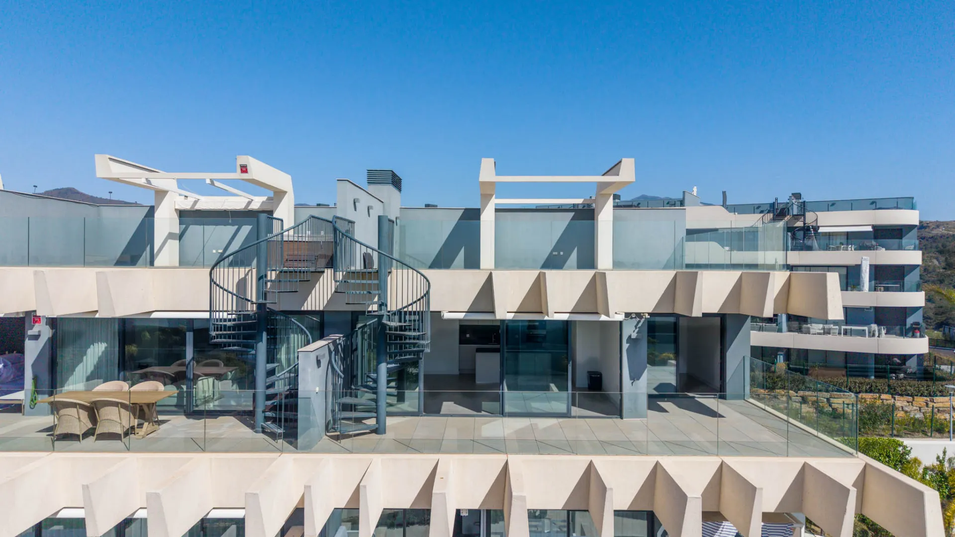 Buy penthouse with 3 bedrooms in Estepona East