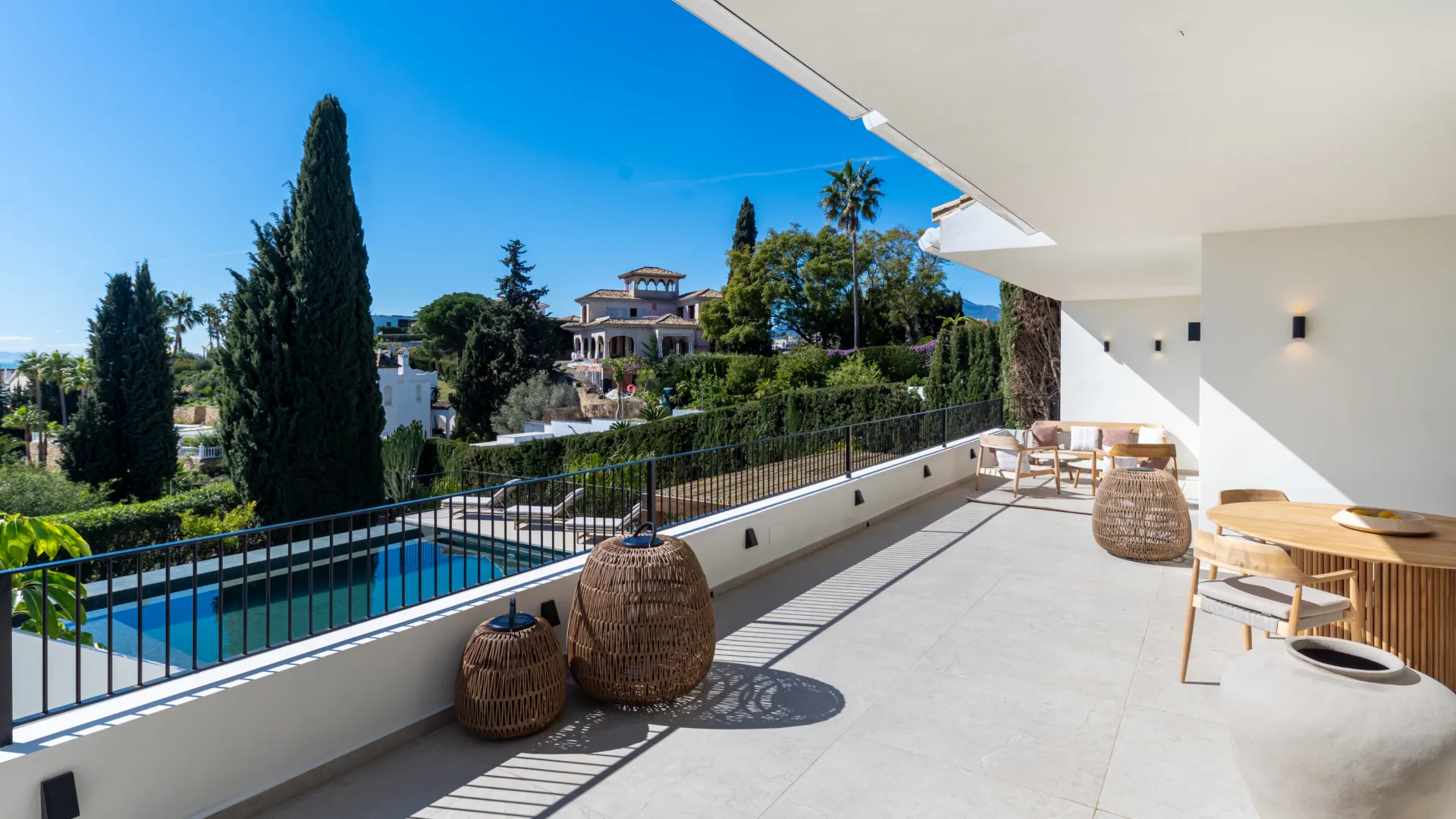 Buy 4 bedrooms semi detached house in Altos del Paraiso