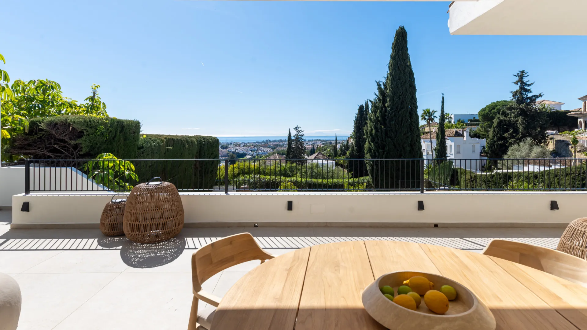 Buy 4 bedrooms semi detached house in Altos del Paraiso