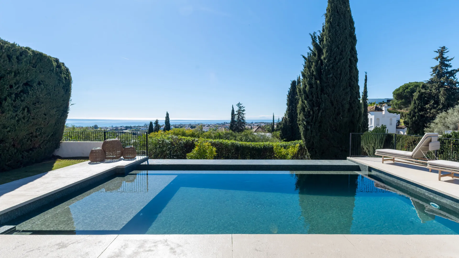 Buy 4 bedrooms semi detached house in Altos del Paraiso