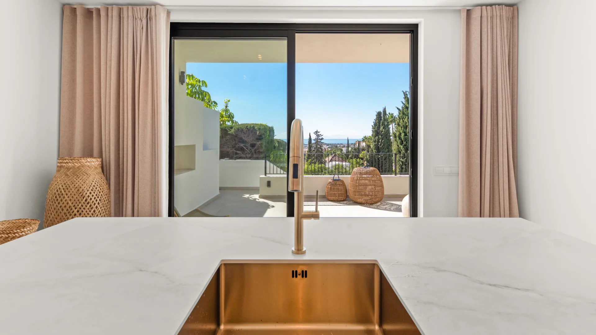 Buy 4 bedrooms semi detached house in Altos del Paraiso