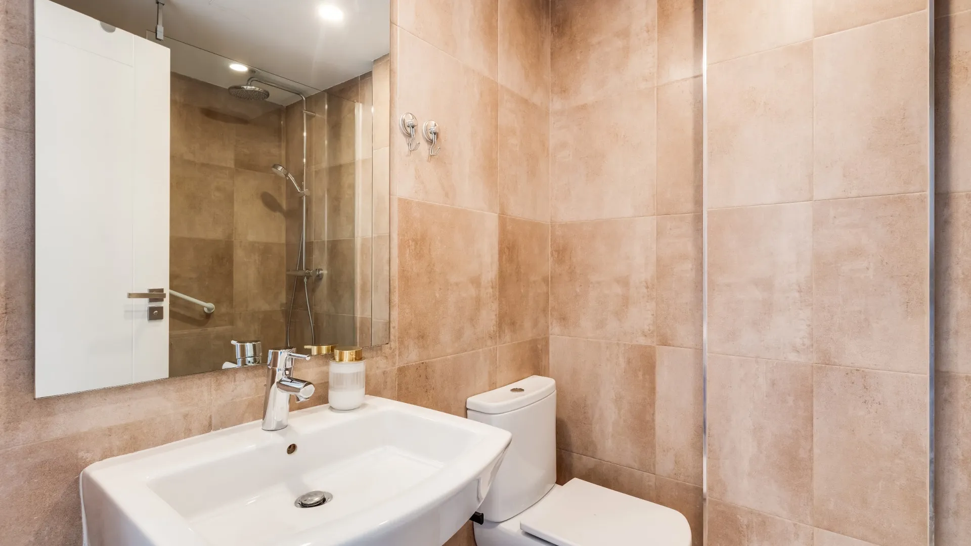 Ground floor apartment for sale in Estepona with 2 bedrooms