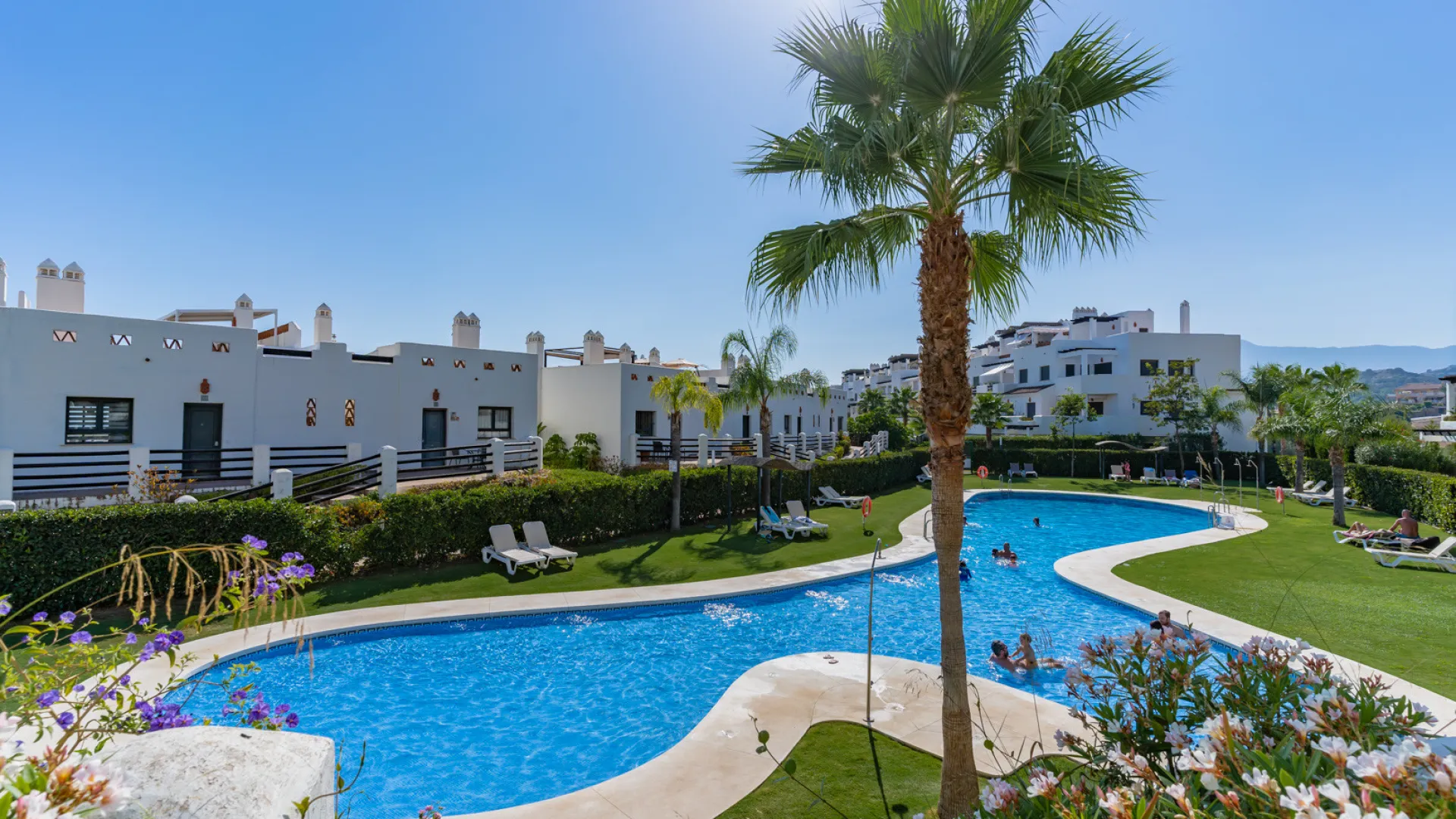 Ground floor apartment for sale in Estepona with 2 bedrooms