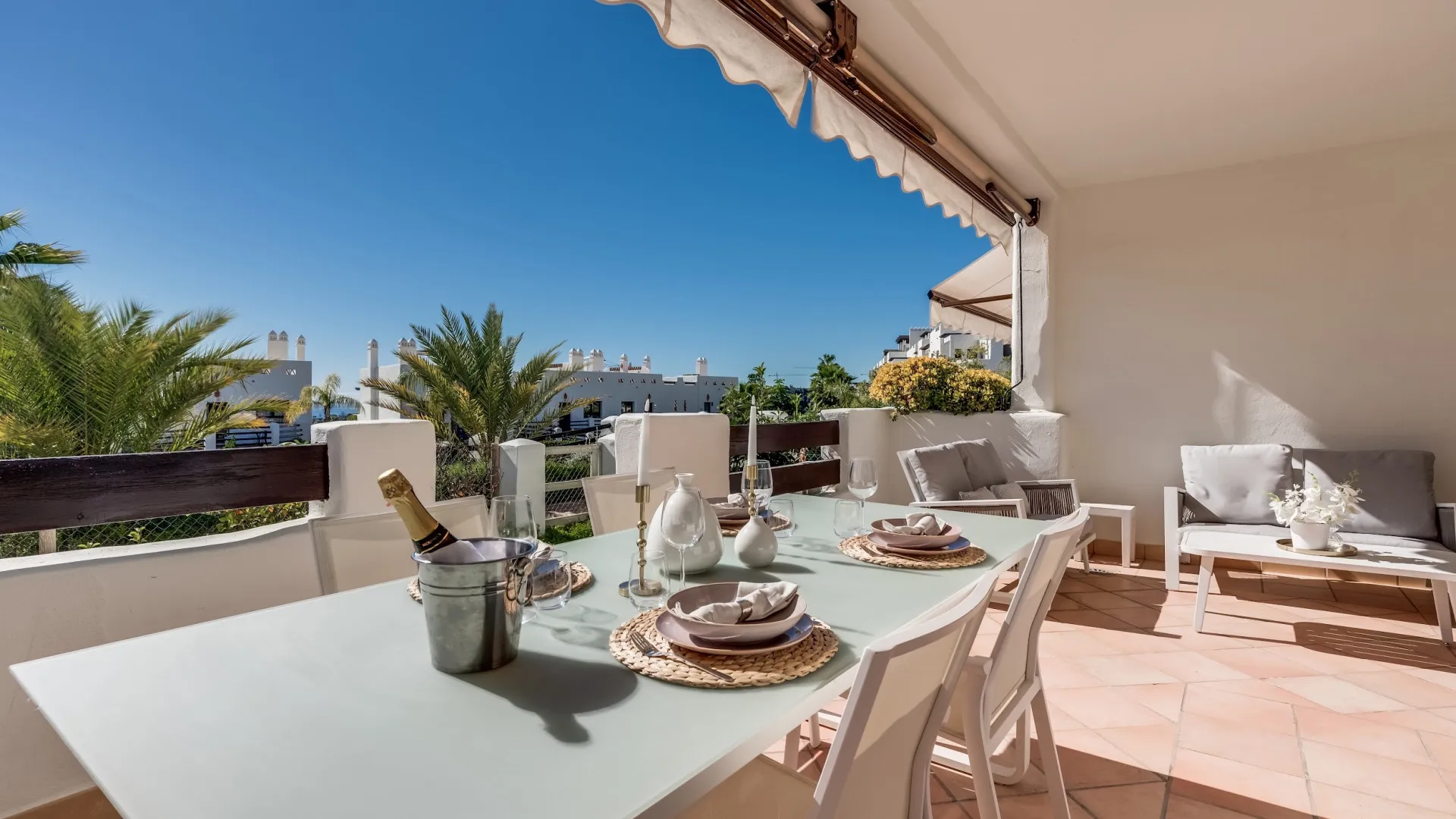 Ground floor apartment for sale in Estepona with 2 bedrooms
