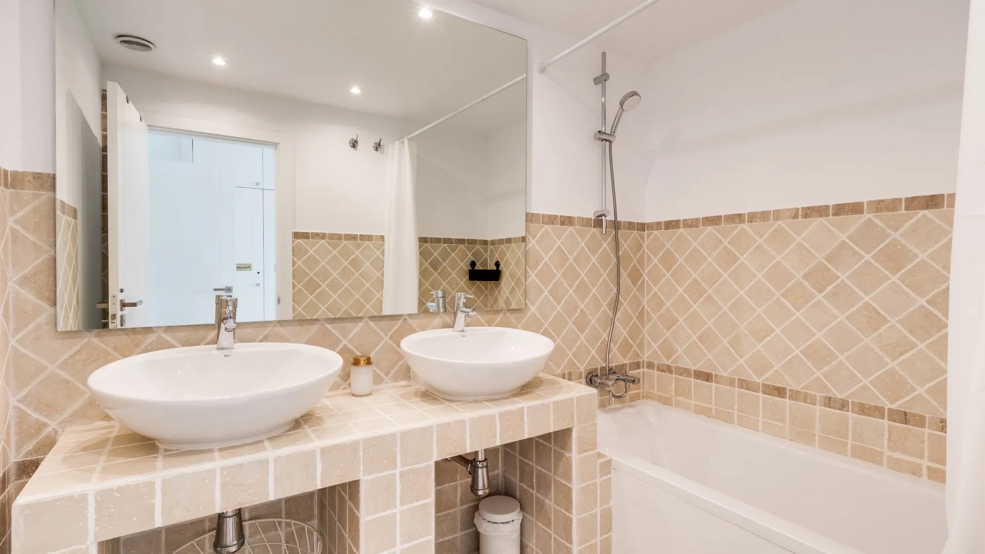 Ground floor apartment for sale in Estepona with 2 bedrooms