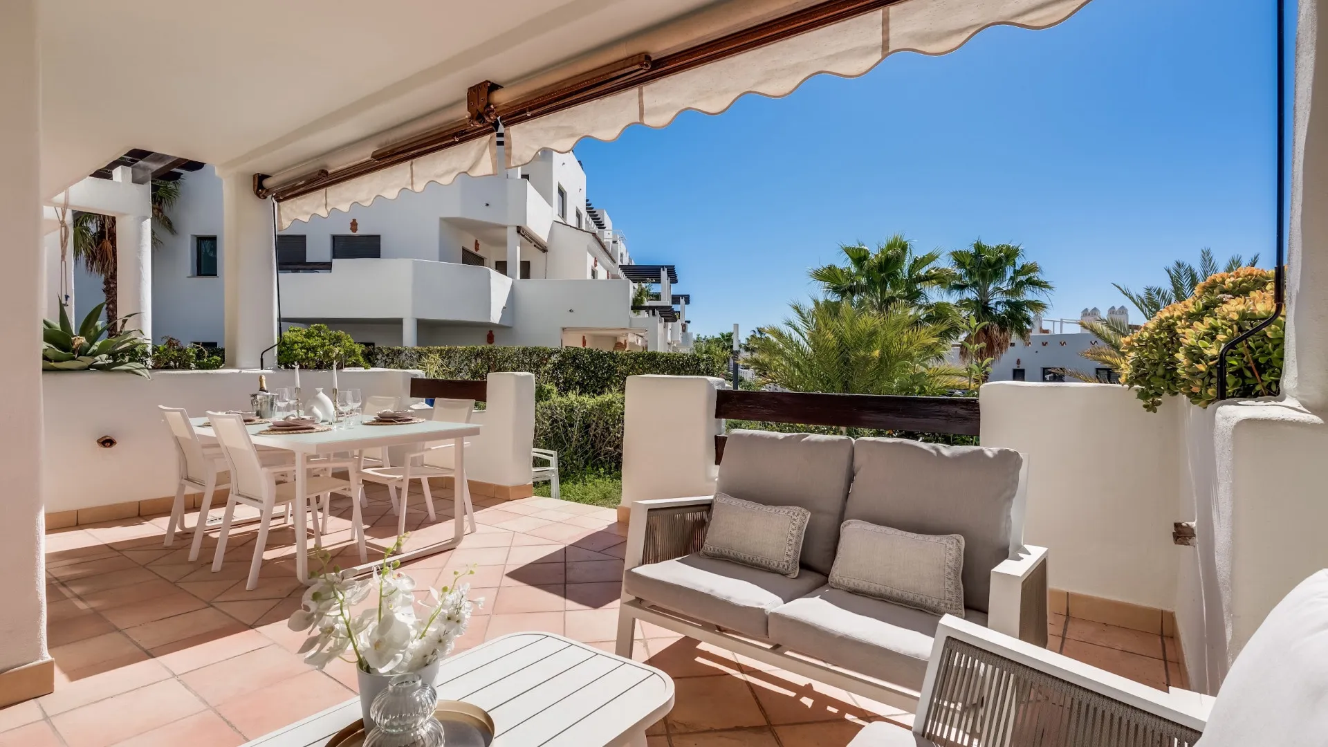 Ground floor apartment for sale in Estepona with 2 bedrooms