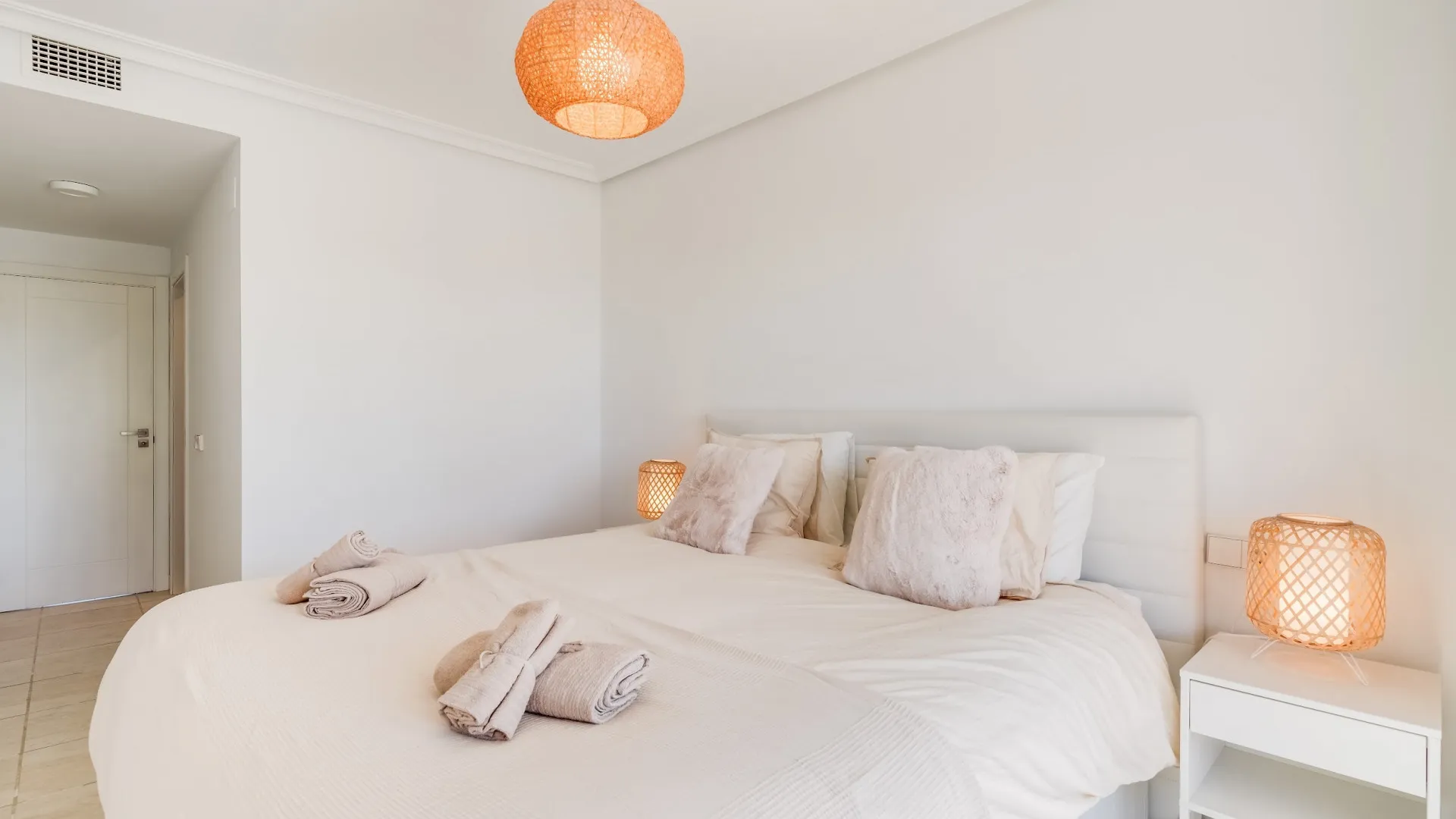 Ground floor apartment for sale in Estepona with 2 bedrooms