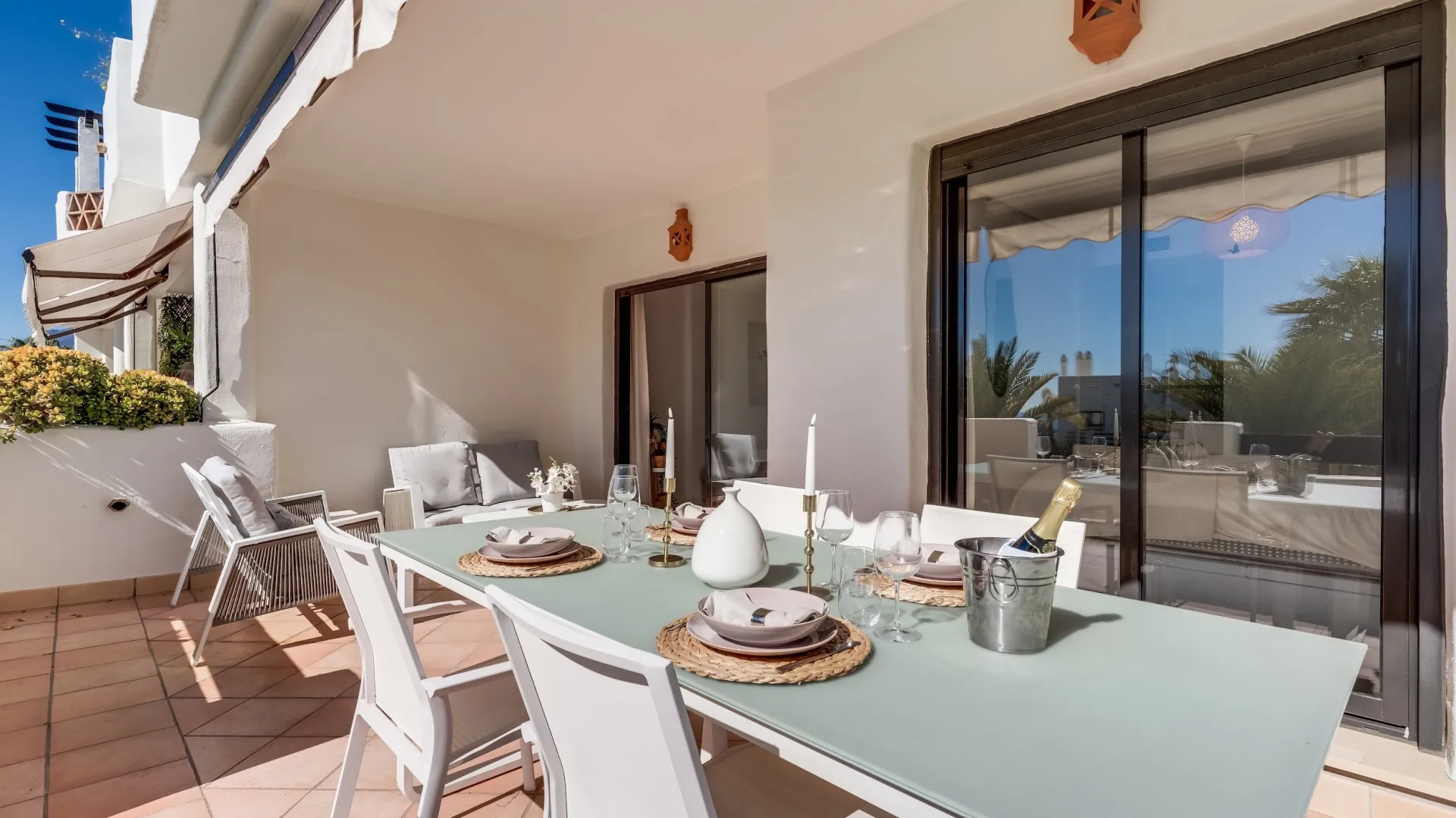 Ground floor apartment for sale in Estepona with 2 bedrooms