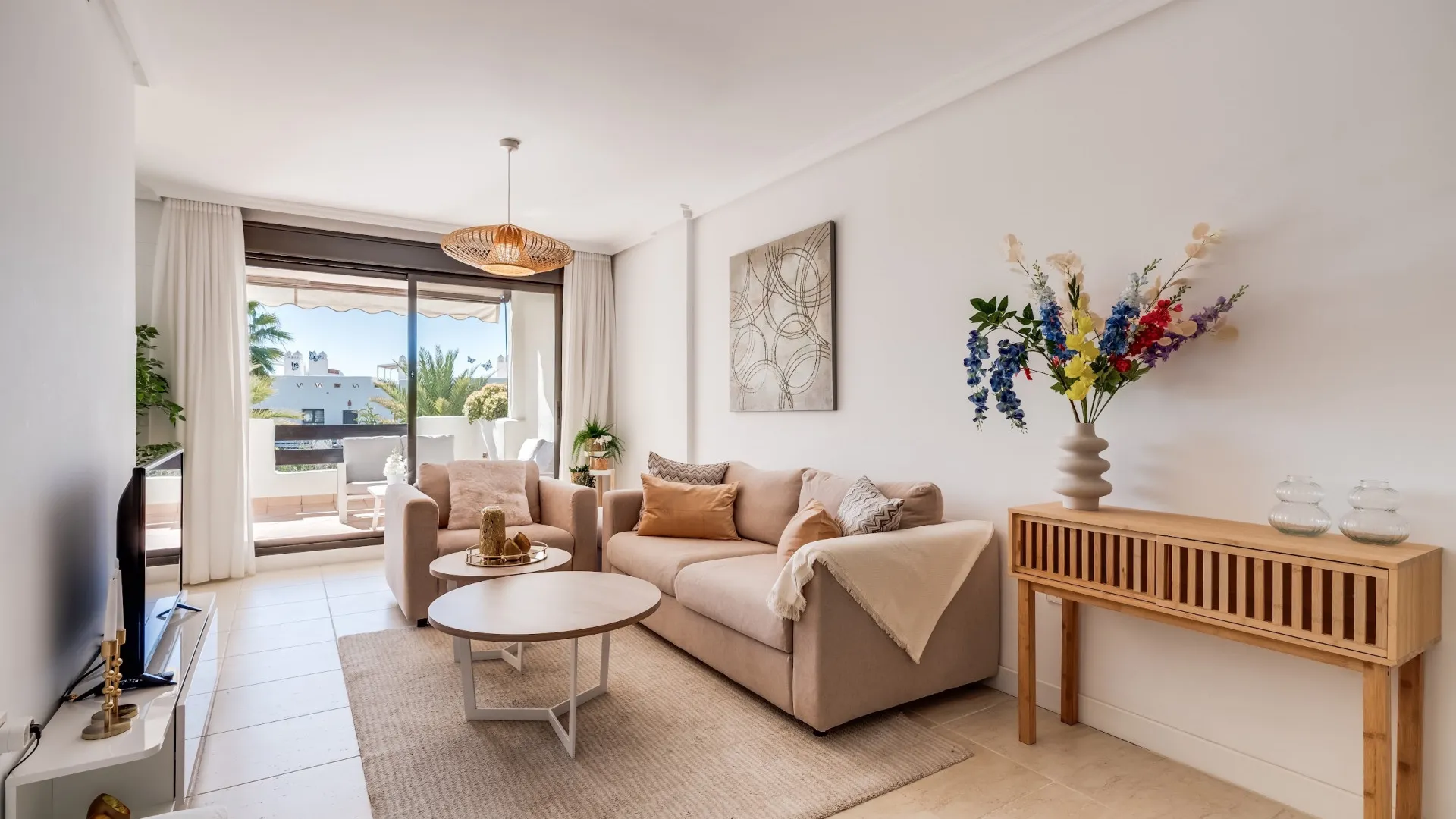 Ground floor apartment for sale in Estepona with 2 bedrooms