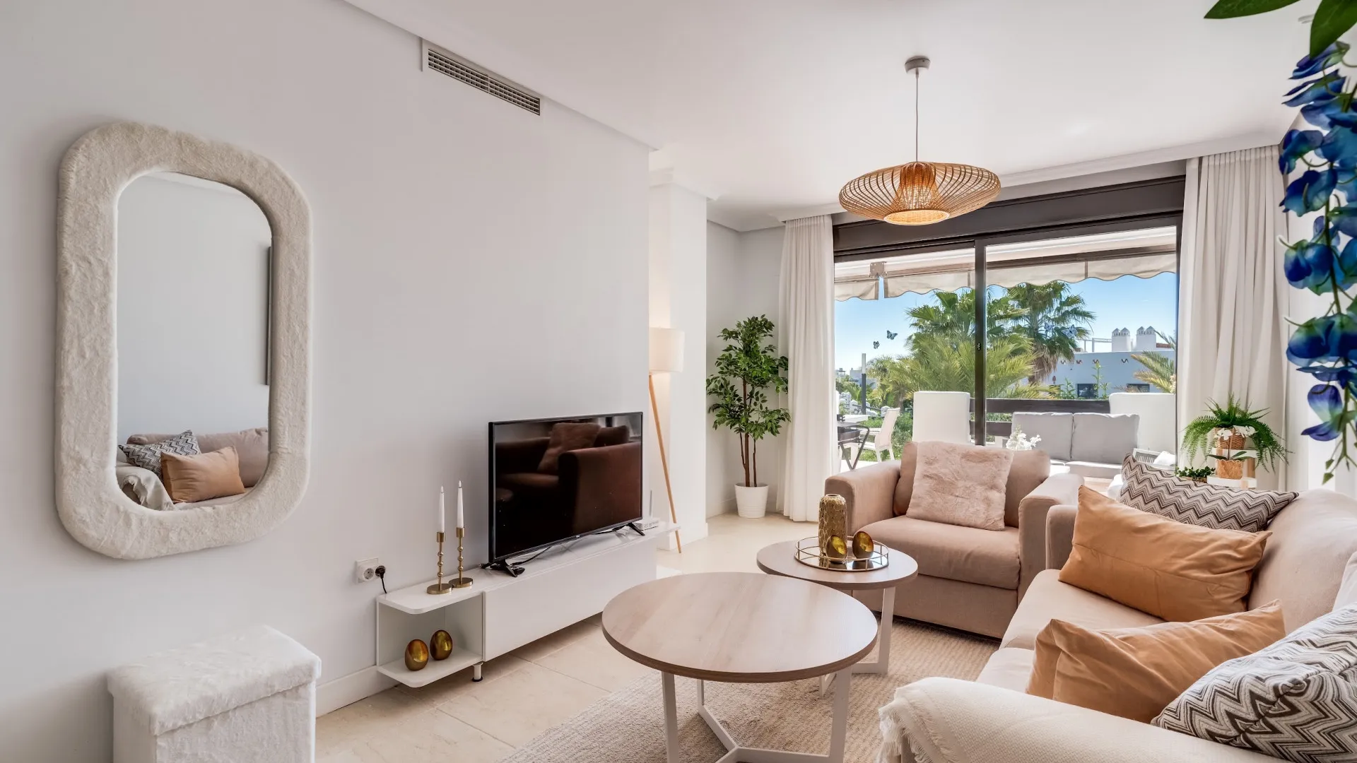 Ground floor apartment for sale in Estepona with 2 bedrooms