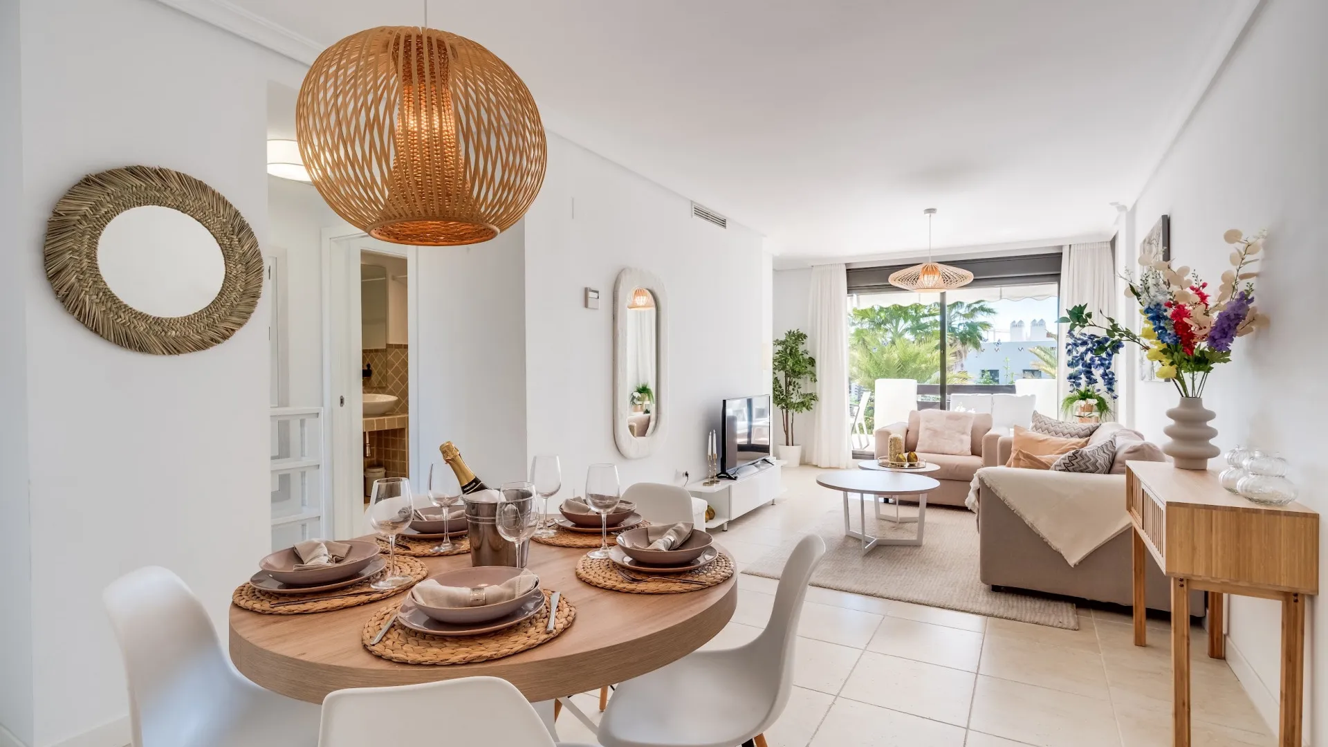 Ground floor apartment for sale in Estepona with 2 bedrooms