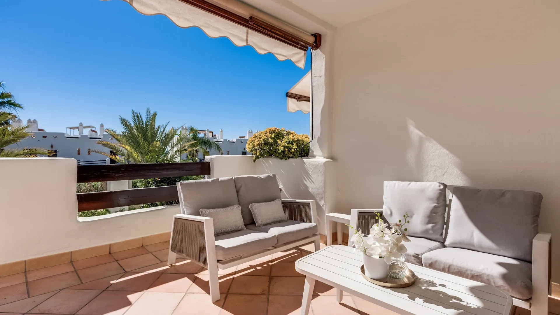 Ground floor apartment for sale in Estepona with 2 bedrooms