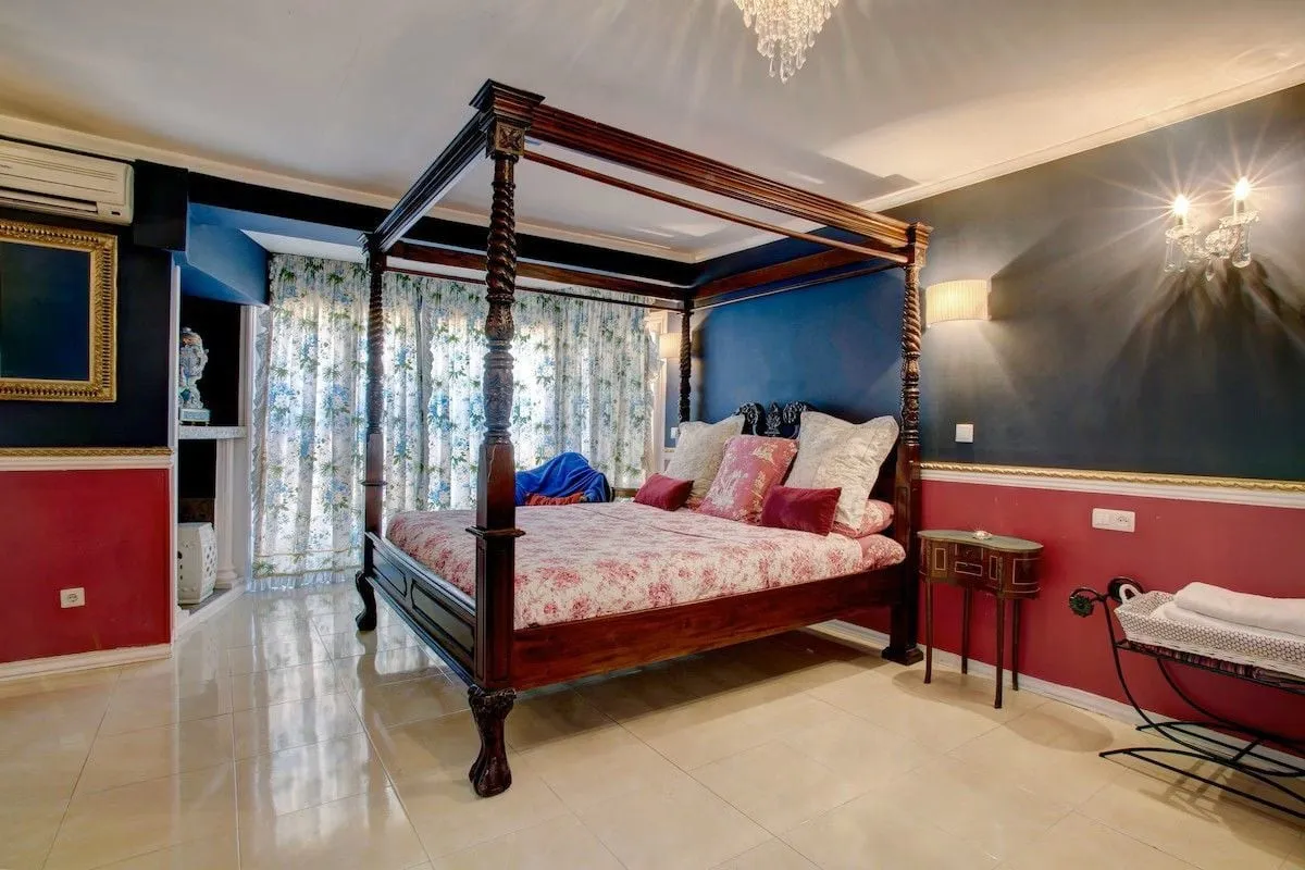 For sale Nueva Andalucia villa with 6 bedrooms