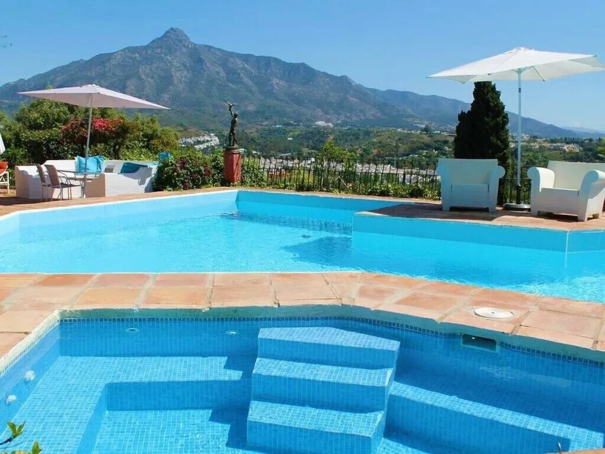 For sale Nueva Andalucia villa with 6 bedrooms