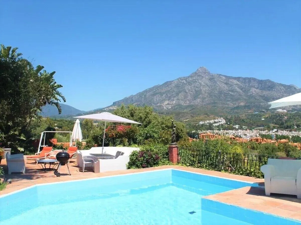 For sale Nueva Andalucia villa with 6 bedrooms