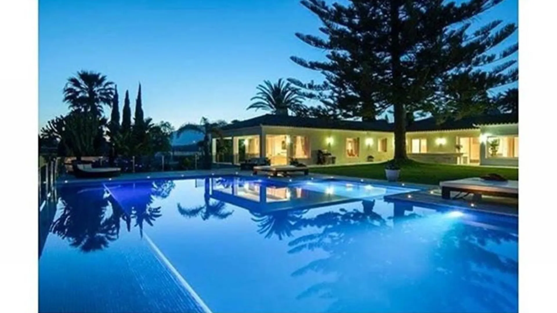 Comprar villa de 8 dormitorios en Elviria