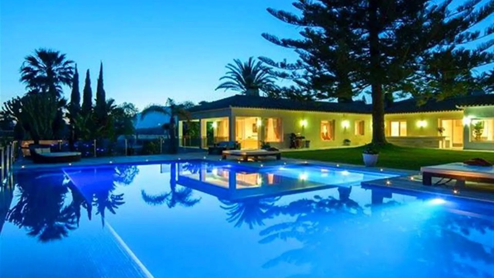 Comprar villa de 8 dormitorios en Elviria