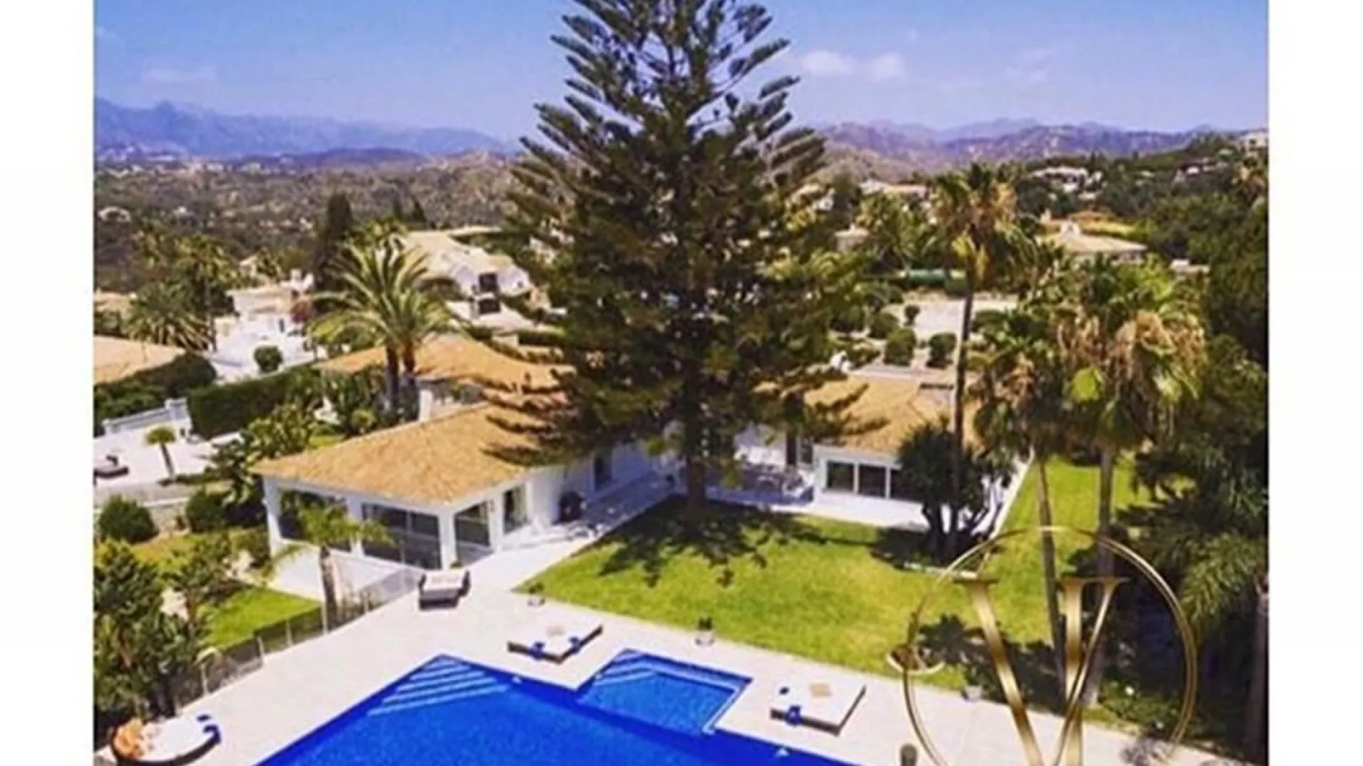 Comprar villa de 8 dormitorios en Elviria