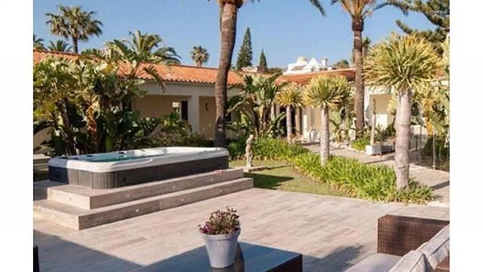 Comprar villa de 8 dormitorios en Elviria