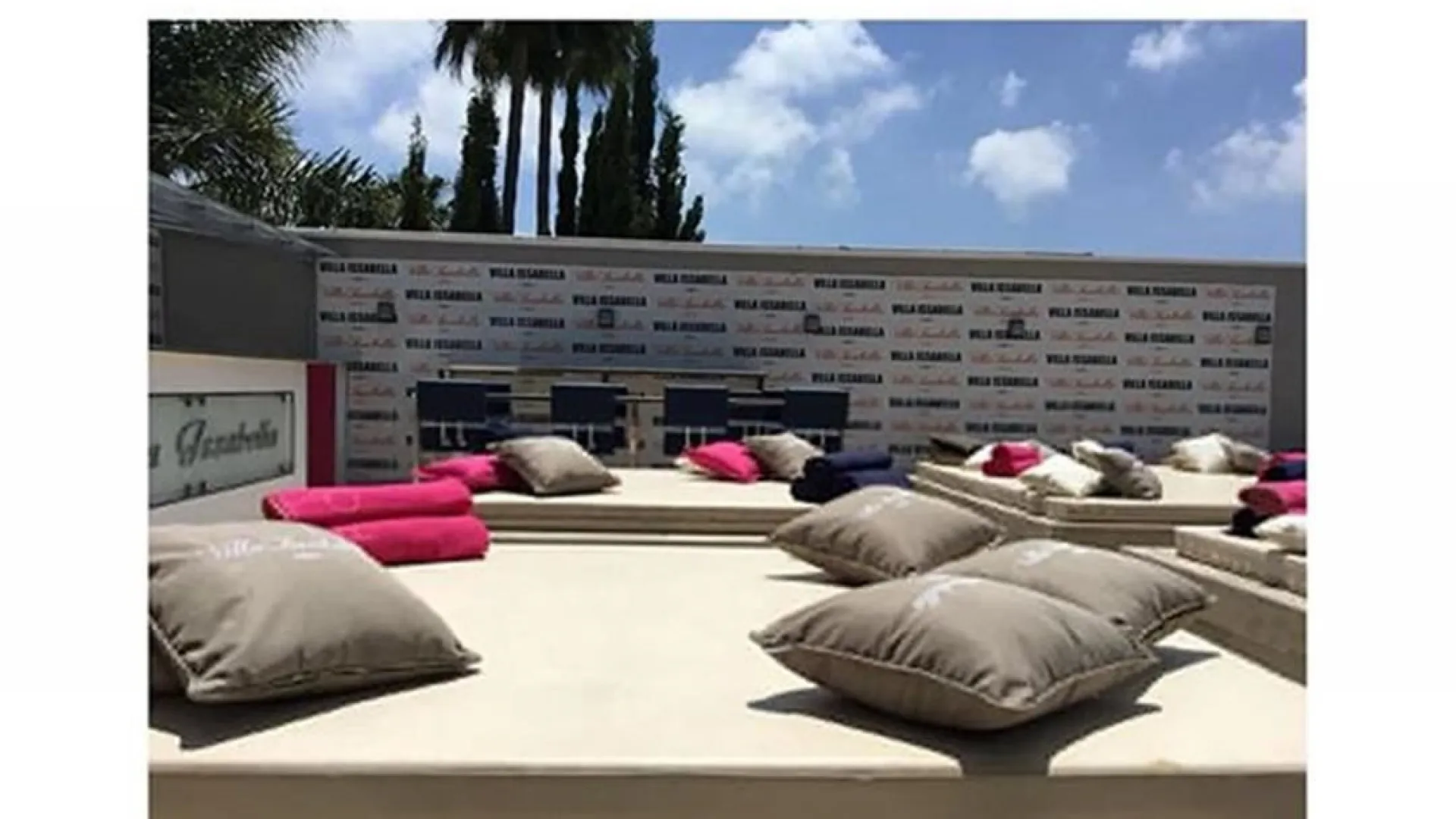 Comprar villa de 8 dormitorios en Elviria