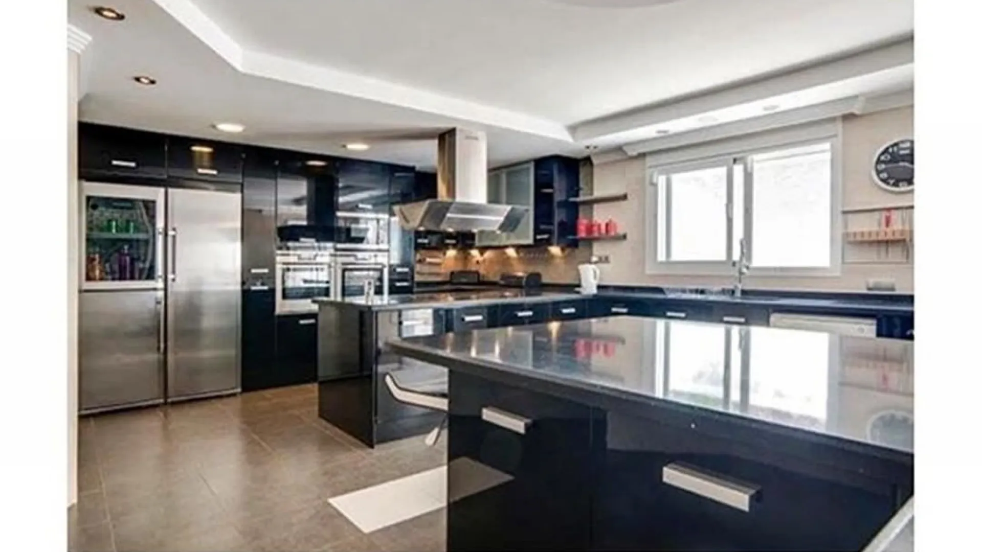 Comprar villa de 8 dormitorios en Elviria