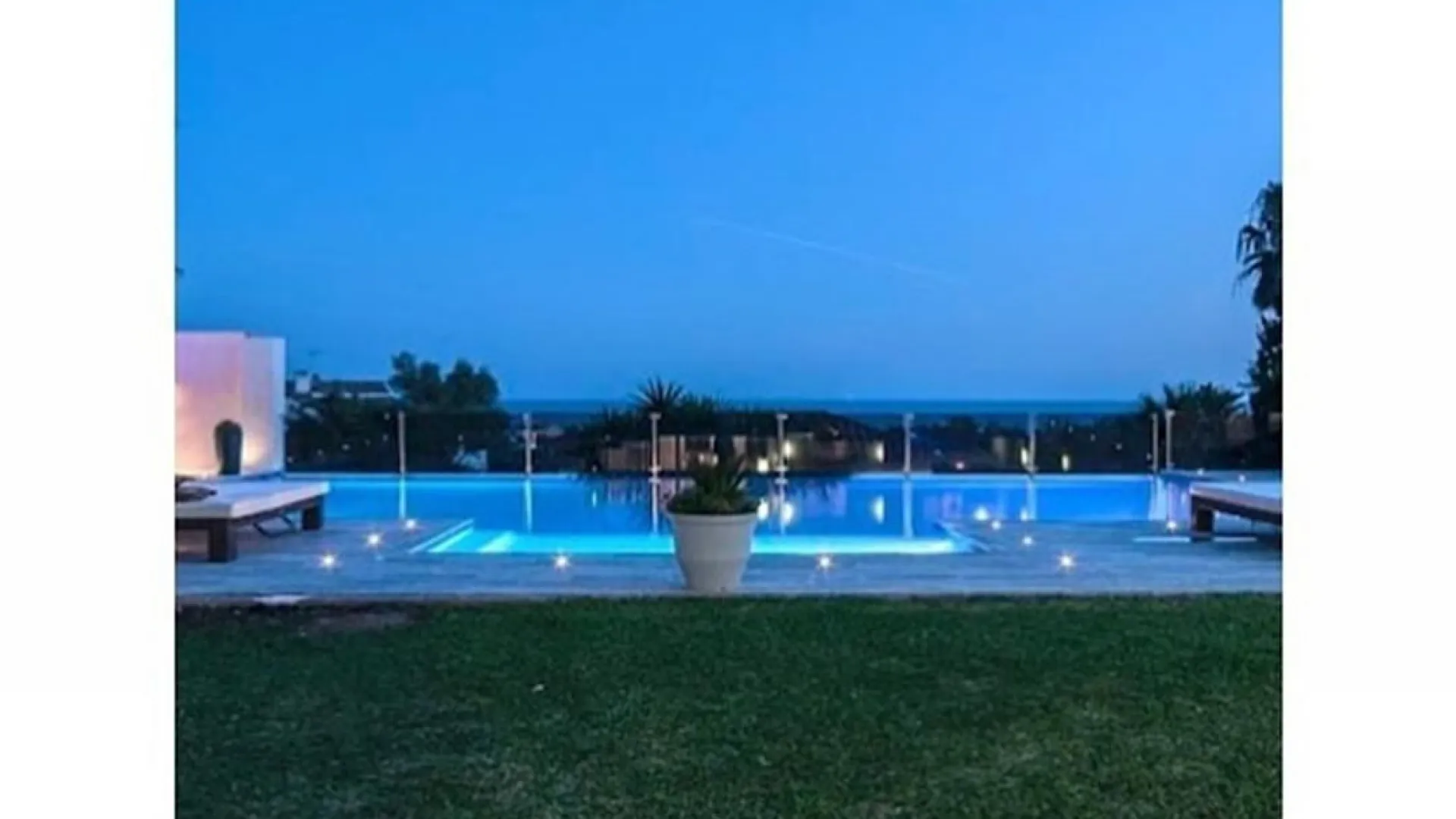 Comprar villa de 8 dormitorios en Elviria