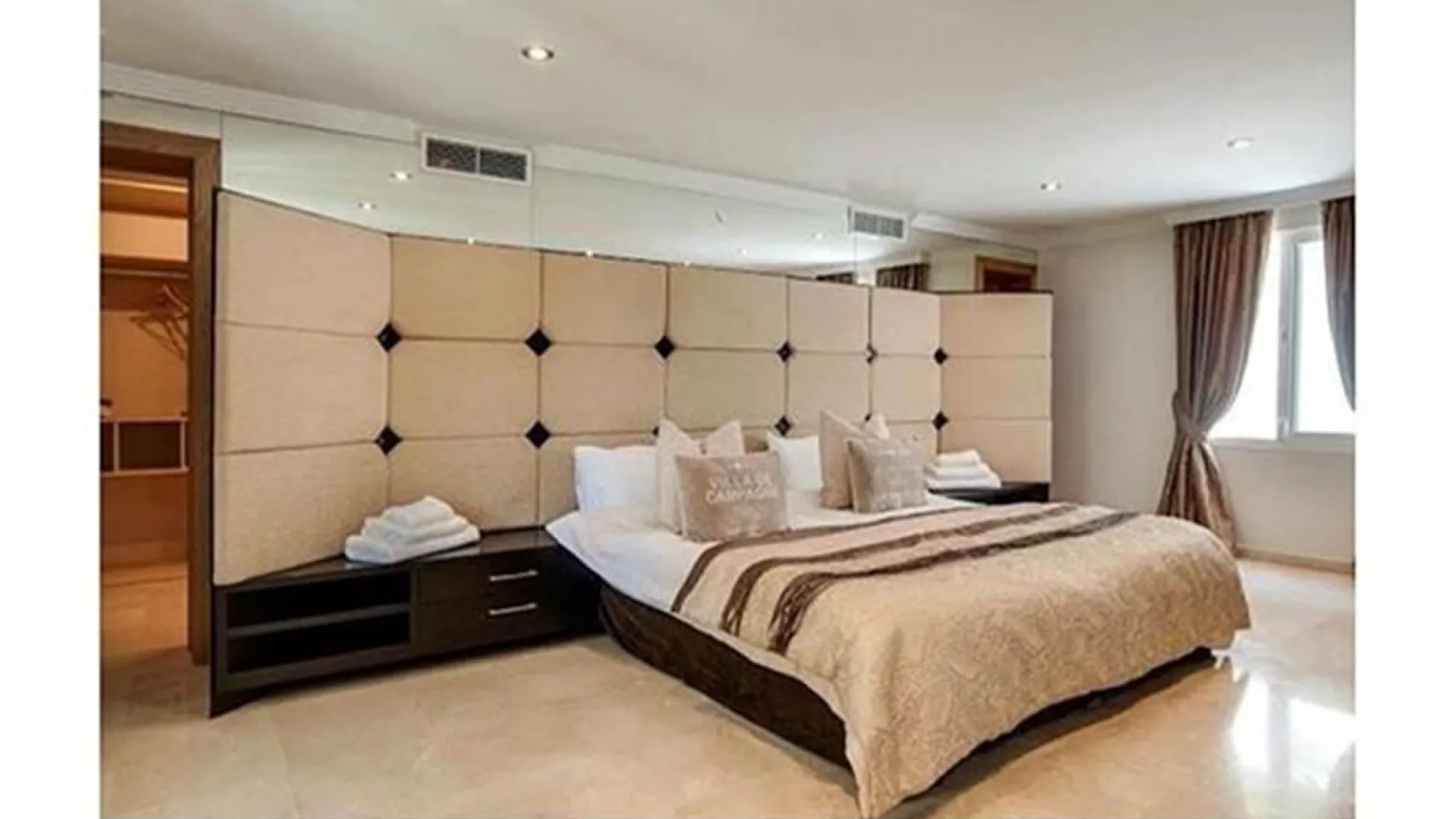 Comprar villa de 8 dormitorios en Elviria