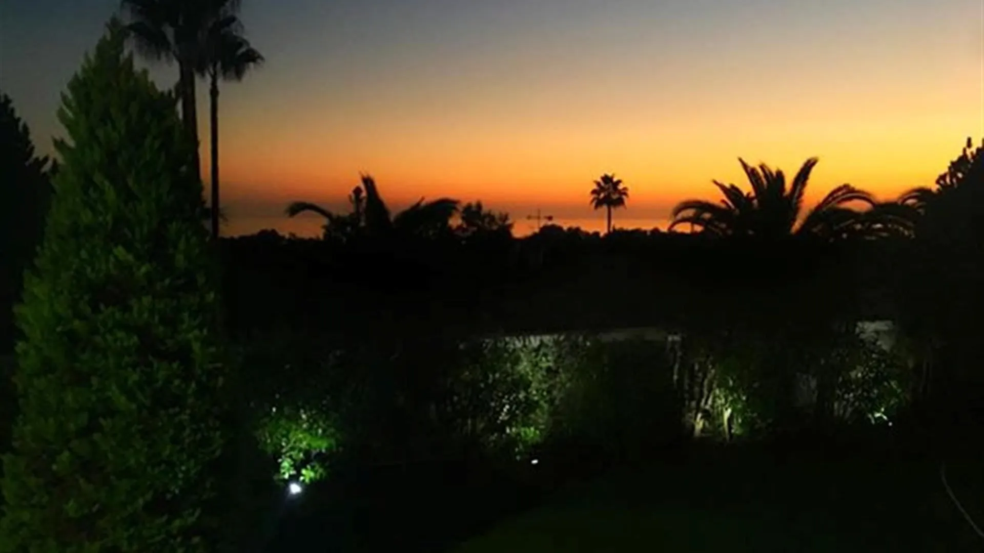 Comprar villa de 8 dormitorios en Elviria