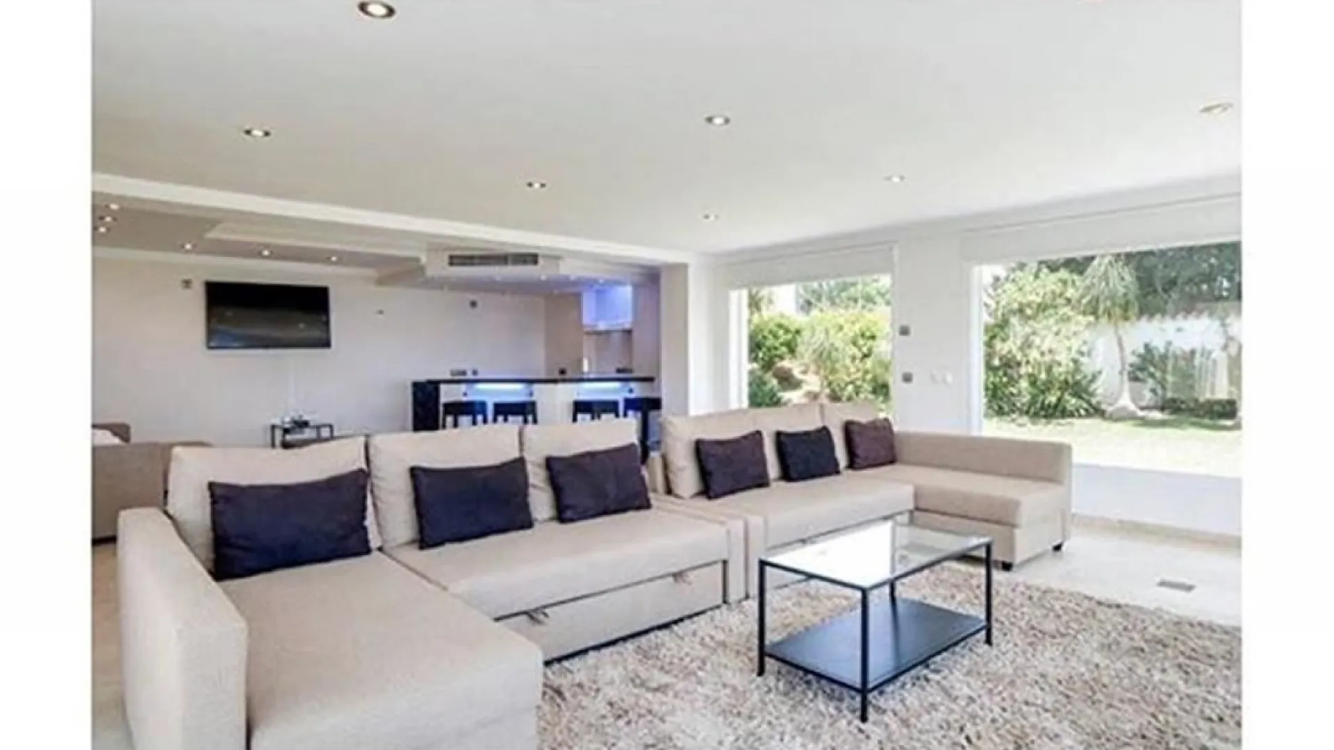 Comprar villa de 8 dormitorios en Elviria