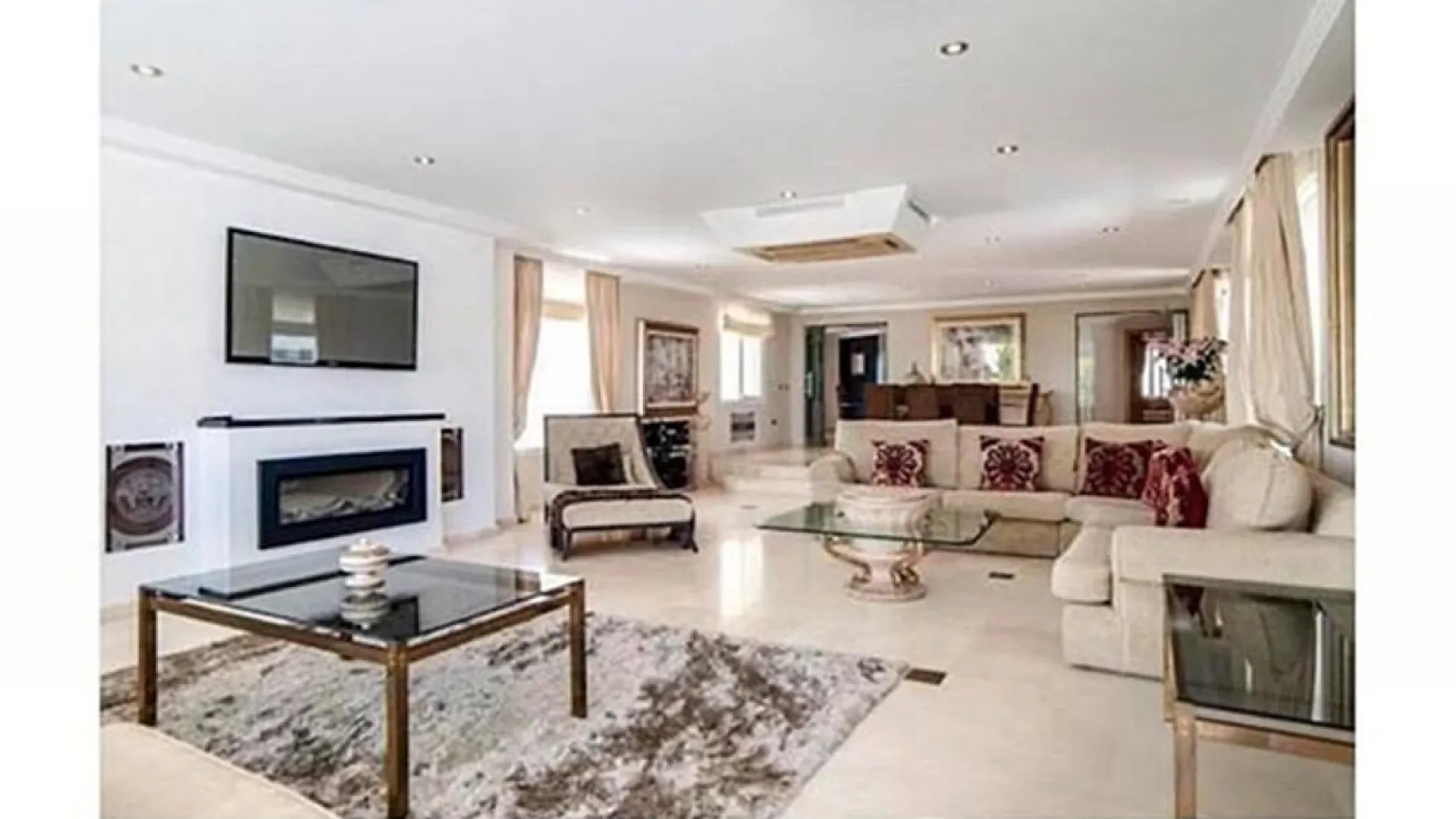 Comprar villa de 8 dormitorios en Elviria