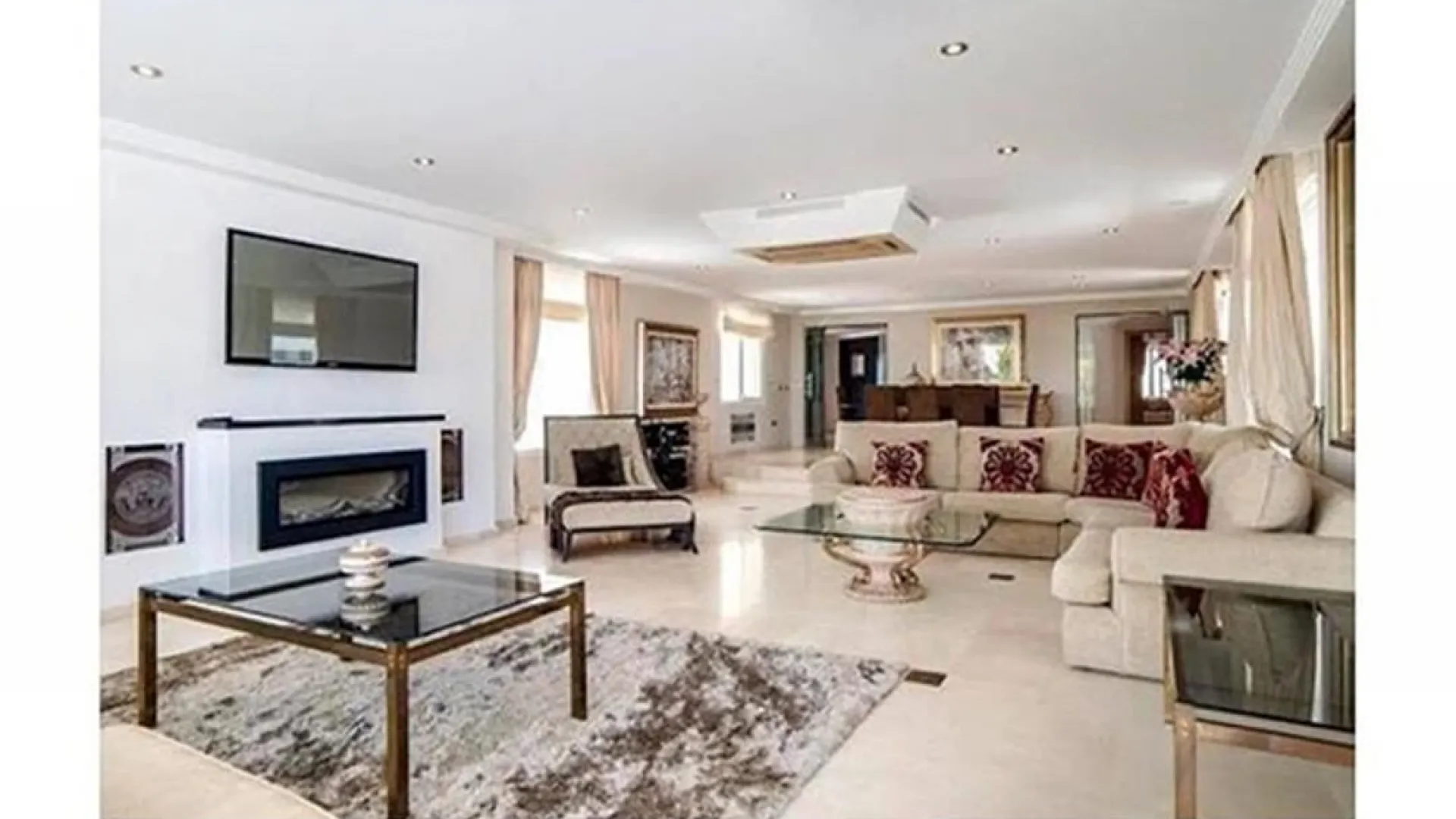 Comprar villa de 8 dormitorios en Elviria