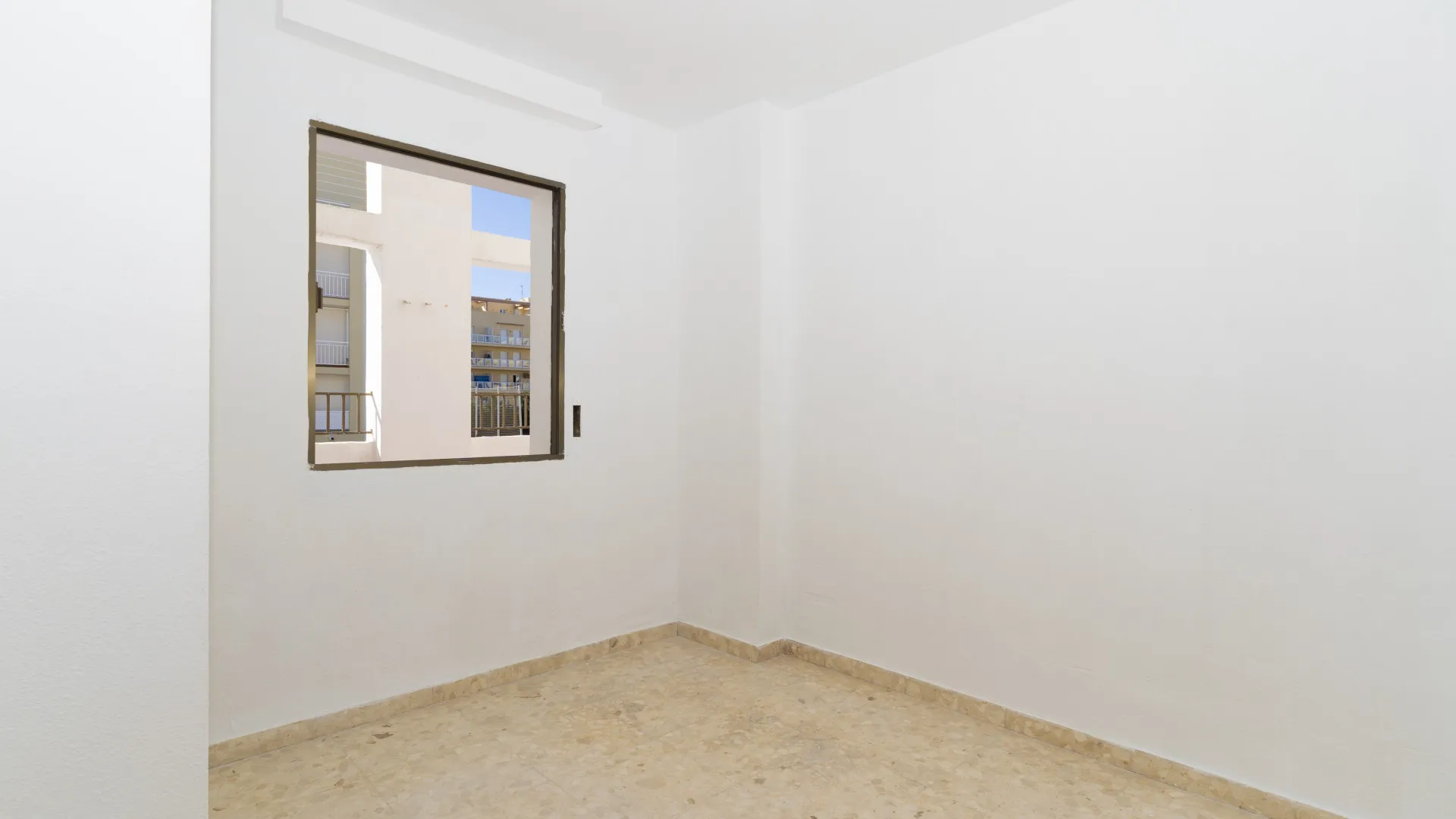 For sale Sabinillas apartment with 4 bedrooms
