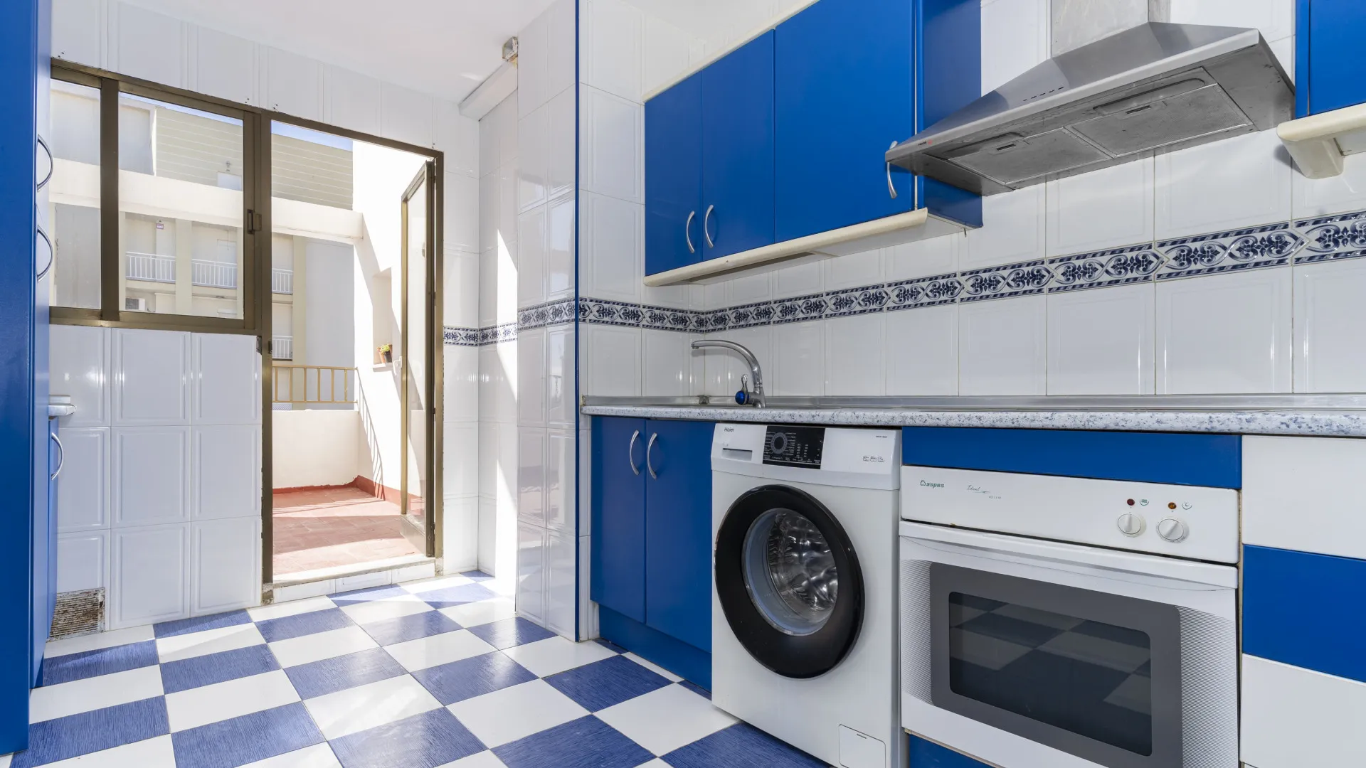 For sale Sabinillas apartment with 4 bedrooms